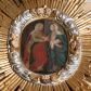Zdjęcie nr 1: Obraz w formie stojącego owalu. Przedstawia spotkanie Marii i św. Elżbiety. W prawej części obrazu Maria zwrócona w trzech czwartych w prawo, lewą ręką podtrzymuje płaszcz na wysokości łona, prawą kieruje w stronę Elżbiety. Twarz ma owalną o bladej karnacji, łagodnych, młodzieńczych rysach i jasnych włosach ukrytych pod welonem. Ubrana jest w jasnoróżową suknię przepasaną w talii, niebieski płaszcz zarzucony na ramiona i plecy, podtrzymywany z przodu oraz biały welon opadający na ramiona i plecy. Nad głową ma nimb. W lewej części obrazu św. Elżbieta zwrócona w trzech czwartych w lewo, prawą rękę wyciąga w stronę Marii, lewą ją obejmuje. Twarz ma owalną o łagodnych, młodzieńczych rysach, jasnej karnacji, okoloną jasnymi włosami, przesłoniętymi welonem. Ubrana jest w beżową suknię, przepasaną w talii, czerwony płaszcz z zieloną podszewką, zarzucony na lewe ramię i opadający na plecy i z przodu postaci, na głowie ma biały welon. Postacie ukazane na zewnątrz przed wejściem do domu widocznego za Elżbietą. 
