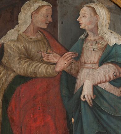 Zdjęcie nr 1: Obraz w formie stojącego owalu. Przedstawia spotkanie Marii i św. Elżbiety. W prawej części obrazu Maria zwrócona w trzech czwartych w prawo, lewą ręką podtrzymuje płaszcz na wysokości łona, prawą kieruje w stronę Elżbiety. Twarz ma owalną o bladej karnacji, łagodnych, młodzieńczych rysach i jasnych włosach ukrytych pod welonem. Ubrana jest w jasnoróżową suknię przepasaną w talii, niebieski płaszcz zarzucony na ramiona i plecy, podtrzymywany z przodu oraz biały welon opadający na ramiona i plecy. Nad głową ma nimb. W lewej części obrazu św. Elżbieta zwrócona w trzech czwartych w lewo, prawą rękę wyciąga w stronę Marii, lewą ją obejmuje. Twarz ma owalną o łagodnych, młodzieńczych rysach, jasnej karnacji, okoloną jasnymi włosami, przesłoniętymi welonem. Ubrana jest w beżową suknię, przepasaną w talii, czerwony płaszcz z zieloną podszewką, zarzucony na lewe ramię i opadający na plecy i z przodu postaci, na głowie ma biały welon. Postacie ukazane na zewnątrz przed wejściem do domu widocznego za Elżbietą. 
