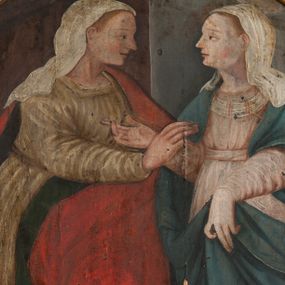 Zdjęcie nr 1: Obraz w formie stojącego owalu. Przedstawia spotkanie Marii i św. Elżbiety. W prawej części obrazu Maria zwrócona w trzech czwartych w prawo, lewą ręką podtrzymuje płaszcz na wysokości łona, prawą kieruje w stronę Elżbiety. Twarz ma owalną o bladej karnacji, łagodnych, młodzieńczych rysach i jasnych włosach ukrytych pod welonem. Ubrana jest w jasnoróżową suknię przepasaną w talii, niebieski płaszcz zarzucony na ramiona i plecy, podtrzymywany z przodu oraz biały welon opadający na ramiona i plecy. Nad głową ma nimb. W lewej części obrazu św. Elżbieta zwrócona w trzech czwartych w lewo, prawą rękę wyciąga w stronę Marii, lewą ją obejmuje. Twarz ma owalną o łagodnych, młodzieńczych rysach, jasnej karnacji, okoloną jasnymi włosami, przesłoniętymi welonem. Ubrana jest w beżową suknię, przepasaną w talii, czerwony płaszcz z zieloną podszewką, zarzucony na lewe ramię i opadający na plecy i z przodu postaci, na głowie ma biały welon. Postacie ukazane na zewnątrz przed wejściem do domu widocznego za Elżbietą. 
