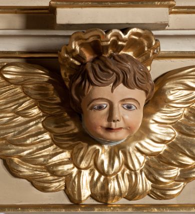 Zdjęcie nr 4: Nastawa architektoniczna, jednoosiowa, jednokondygnacyjna ze zwieńczeniem, ustawiona na wysokim dwustrefowym cokole. Ołtarz drewniany, prostopadłościenny z drewnianą mensą i kamiennym portatylem. Antepedium ujęte profilowaną ramą, w polu medalion z literą alfa. Retabulum ujęte dwiema parami pilastrów, przed wewnętrzną stoi para kolumn o kapitelach korynckich, przed zewnętrzną znajdują się figury aniołów. Podpory dźwigają pełne belkowanie, przerwane nad polem środkowym, nad figurami ustawione pod kątem imposty podtrzymywane przez muszle, dźwigające przerwany półkolisty przyczółek. Niemal całe pole środkowe wypełnia płycina w formie stojącego prostokąta o wklęsłych górnych narożach z dużo mniejszym obrazem Matki Boskiej Nieustającej Pomocy w osobnej ramie na czerwonym tle. Górna część płyciny dekorowana ornamentem roślinnym, u dołu, w partii predelli uskrzydlona główka anielska. Kondygnacja flankowana uszami utworzonymi z wolutowo skręconej wici roślinnej. Zwieńczenie w formie trapezu wypełnione niemal w całości owalnym medalionem z obrazem „Nawiedzenie św. Elżbiety”, ujętym otokiem z obłoków z uskrzydlonymi główkami anielskimi, w glorii promienistej. Struktura ołtarza polichromowana w kolorze beżowym, ornamentyka, profile i gloria pozłacane.