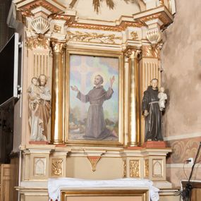 Zdjęcie nr 1: Nastawa architektoniczna, jednoosiowa, jednokondygnacyjna ze zwieńczeniem, ustawiona na wysokim dwustrefowym cokole. Ołtarz drewniany, prostopadłościenny z drewnianą mensą i kamiennym portatylem. Antepedium ujęte profilowaną ramą, w polu medalion z literą omega. Retabulum ujęte dwiema parami pilastrów, przed wewnętrzną stoi para kolumn o kapitelach korynckich. Zewnętrzne pilastry zdwojone, z kanelowanym trzonem, przed nimi znajdują się figury św. Józefa z Dzieciątkiem i św. Antoniego Padewskiego z Dzieciątkiem. Podpory dźwigają pełne belkowanie, dekorowane w partii fryzu ornamentem roślinnym. Nad figurami ustawione pod kątem imposty podtrzymywane przez wazonowate wsporniki, dźwigające przerwany półkolisty przyczółek. Całe pole środkowe wypełnia płycina w formie stojącego prostokąta z obrazem św. Franciszka, podtrzymywana u dołu przez wspornik. Zwieńczenie w formie trapezu wypełnione niemal w całości owalnym medalionem z obrazem św. Antoniego Padewskiego z Dzieciątkiem i Matką Boską, ujętym otokiem z obłoków z uskrzydlonymi główkami anielskimi w glorii promienistej. Struktura ołtarza polichromowana w kolorze beżowym, ornamentyka, profile i gloria pozłacane.