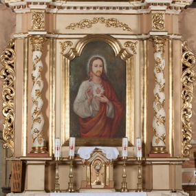 Zdjęcie nr 1: Nastawa architektoniczna, jednoosiowa, jednokondygnacyjna ze zwieńczeniem, ustawiona na dwustrefowym cokole. Ołtarz drewniany, prostopadłościenny z drewnianą mensą. Antepedium ujęte profilowaną ramą, w jego polu okrągły medalion z monogramem IHS. Na ołtarzu tabernakulum w formie drewnianej skrzynki, flankowanej z przodu dwiema kolumienkami dźwigającymi trójkątnie wyłamany łuk, drzwiczki w formie stojącego prostokąta zamkniętego półkoliście z płaskorzeźbionym przedstawieniem kielicha z hostią w glorii. Tabernakulum zakończone tronem wystawienia w formie cokołu. Retabulum ujęte parą zdwojonych pilastrów i stojącą przed nimi parą kolumn o skręconych trzonach oplecionych wicią i kapitelach kompozytowych. Podpory dźwigają pełne belkowanie, wyłamane na ich osi oraz przerwany półkolisty przyczółek, dekorowane w partii fryzu ornamentem roślinnym, a w partii gzymsu kostkowaniem. W polu głównym obraz Najświętszego Serca Jezusa w formie stojącego prostokąta zamkniętego łukiem półkolistym nadwieszonym z uskokiem ujęty profilowaną ramą. Kondygnacja flankowana uszami utworzonymi ze stylizowanych liści akantu. Zwieńczenie zbliżone do trapezu, zamkniętego łukiem odcinkowym, ujętym profilowaną ramą dekorowaną kimationem, po bokach flankowane stylizowanym ornamentem roślinnym. W polu obraz Chrystusa w Ogrójcu w zbliżonej do zwieńczenia formie, ujęty profilowaną ramą. Struktura polichromowana w kolorze beżowym, z białymi detalami, pozłacanym ornamentem i profilami.
