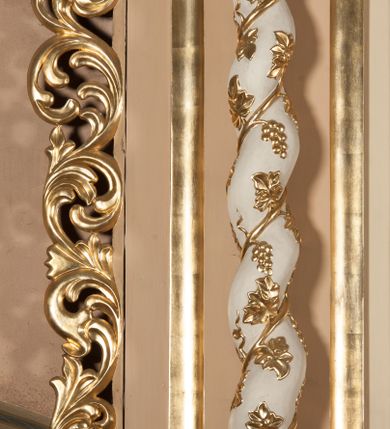 Zdjęcie nr 3: Nastawa architektoniczna, jednoosiowa, jednokondygnacyjna ze zwieńczeniem, ustawiona na dwustrefowym cokole. Ołtarz drewniany, prostopadłościenny z drewnianą mensą. Antepedium ujęte profilowaną ramą, w jego polu okrągły medalion z monogramem IHS. Na ołtarzu tabernakulum w formie drewnianej skrzynki, flankowanej z przodu dwiema kolumienkami dźwigającymi trójkątnie wyłamany łuk, drzwiczki w formie stojącego prostokąta zamkniętego półkoliście z płaskorzeźbionym przedstawieniem kielicha z hostią w glorii. Tabernakulum zakończone tronem wystawienia w formie cokołu. Retabulum ujęte parą zdwojonych pilastrów i stojącą przed nimi parą kolumn o skręconych trzonach oplecionych wicią i kapitelach kompozytowych. Podpory dźwigają pełne belkowanie, wyłamane na ich osi oraz przerwany półkolisty przyczółek, dekorowane w partii fryzu ornamentem roślinnym, a w partii gzymsu kostkowaniem. W polu głównym obraz Najświętszego Serca Jezusa w formie stojącego prostokąta zamkniętego łukiem półkolistym nadwieszonym z uskokiem ujęty profilowaną ramą. Kondygnacja flankowana uszami utworzonymi ze stylizowanych liści akantu. Zwieńczenie zbliżone do trapezu, zamkniętego łukiem odcinkowym, ujętym profilowaną ramą dekorowaną kimationem, po bokach flankowane stylizowanym ornamentem roślinnym. W polu obraz Chrystusa w Ogrójcu w zbliżonej do zwieńczenia formie, ujęty profilowaną ramą. Struktura polichromowana w kolorze beżowym, z białymi detalami, pozłacanym ornamentem i profilami.
