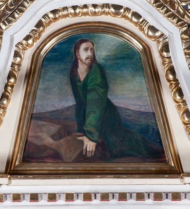 Zdjęcie nr 2: Nastawa architektoniczna, jednoosiowa, jednokondygnacyjna ze zwieńczeniem, ustawiona na dwustrefowym cokole. Ołtarz drewniany, prostopadłościenny z drewnianą mensą. Antepedium ujęte profilowaną ramą, w jego polu okrągły medalion z monogramem IHS. Na ołtarzu tabernakulum w formie drewnianej skrzynki, flankowanej z przodu dwiema kolumienkami dźwigającymi trójkątnie wyłamany łuk, drzwiczki w formie stojącego prostokąta zamkniętego półkoliście z płaskorzeźbionym przedstawieniem kielicha z hostią w glorii. Tabernakulum zakończone tronem wystawienia w formie cokołu. Retabulum ujęte parą zdwojonych pilastrów i stojącą przed nimi parą kolumn o skręconych trzonach oplecionych wicią i kapitelach kompozytowych. Podpory dźwigają pełne belkowanie, wyłamane na ich osi oraz przerwany półkolisty przyczółek, dekorowane w partii fryzu ornamentem roślinnym, a w partii gzymsu kostkowaniem. W polu głównym obraz Najświętszego Serca Jezusa w formie stojącego prostokąta zamkniętego łukiem półkolistym nadwieszonym z uskokiem ujęty profilowaną ramą. Kondygnacja flankowana uszami utworzonymi ze stylizowanych liści akantu. Zwieńczenie zbliżone do trapezu, zamkniętego łukiem odcinkowym, ujętym profilowaną ramą dekorowaną kimationem, po bokach flankowane stylizowanym ornamentem roślinnym. W polu obraz Chrystusa w Ogrójcu w zbliżonej do zwieńczenia formie, ujęty profilowaną ramą. Struktura polichromowana w kolorze beżowym, z białymi detalami, pozłacanym ornamentem i profilami.
