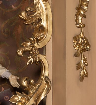 Zdjęcie nr 5: Nastawa ołtarzowa architektoniczna, jednoosiowa z bramkami, jednokondygnacyjna ze zwieńczeniem, na wysokim cokole. Ołtarz prostopadłościenny, mensa drewniana z marmurowym portatylem. Antepedium w formie leżącego prostokąta, ujęte profilowaną ramą. W jego polu trzy medaliony, w środkowym monogram IHS, w zewnętrznych alfa i omega, w narożach rocaille. Tabernakulum w formie prostopadłościennej metalowej skrzynki obitej fakturowaną blachą. Drzwiczki dwuskrzydłowe w kształcie stojącego prostokąta, w metalowych opaskach, z aplikowanymi, odlewanymi przedstawieniami krzyży ze zbożem i winnym gronem na fakturowanym tle. Tabernakulum w drewnianej obudowie stanowiącej dwustrefowy cokół dla tronu wstawienia, dekorowany płycinami z rozetami. Tron w formie obrotowej niszy w kształcie stojącego prostokąta zamkniętego łukiem półkolistym, ujętej dwiema parami kolumienek o kapitelach korynckich, dźwigających pełne belkowanie, przyjmujące nad niszą kształt łuku segmentowego o wypukłym licu. Na belkowaniu cokół ujęty w narożach spływami wolutowymi z figurą baranka apokaliptycznego na księdze.  
Nastawa flankowana dwiema parami pilastrów i parą filarów zewnętrznych ustawionych delikatnie pod kątem względem lica ołtarza, o trzonach dekorowanych rocaille&#039;m i zwisami kwiatowymi, przed nimi para kolumn o kapitelach kompozytowych. Podpory dźwigają pełne belkowanie, wyłamane na ich osi oraz przerwany, wolutowy przyczółek z figurami aniołów. Belkowanie przerwane nad polem środkowym, połączone architrawem przyjmującym kształt łuku nadwieszonego. W polu środkowym nisza w formie stojącego prostokąta zamkniętego łukiem półkolistym nadwieszonym z uskokiem z obrazem św. Stanisława, ujęta profilowaną ramą dekorowaną rocaille&#039;m. Nisza flankowana rocaille&#039;m i zwisami kwiatowymi. Kondygnacja ujęta uszami utworzonymi z rocaille&#039;u, wolut i dekoracji roślinnej. Zwieńczenie w formie zbliżonej do trapezu o wklęsłych bokach, zamknięte gzymsem przechodzącym w dwie zwrócone ku sobie woluty, zakończone medalionem z monogramem IHS w otoku z obłoków, w glorii promienistej. W polu obraz w formie analogicznej względem zwieńczenia z przedstawieniem św. Jana Nepomucena, ujęty w profilowaną ramę. U dołu dekorowany muszlą flankowaną przez ornament roślinny. Bramki z przejściami w formie stojącego prostokąta z nadprożem w kształcie cokołów, utworzonych z dwóch wolut, na których stoją figury św. Stanisława i św. Wojciecha. Struktura polichromowana w kolorze bladoróżowym, kapitele na różowo, ornamentyka, profile i kolumny pozłocone.