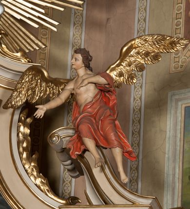 Zdjęcie nr 11: Nastawa ołtarzowa architektoniczna, jednoosiowa z bramkami, jednokondygnacyjna ze zwieńczeniem, na wysokim cokole. Ołtarz prostopadłościenny, mensa drewniana z marmurowym portatylem. Antepedium w formie leżącego prostokąta, ujęte profilowaną ramą. W jego polu trzy medaliony, w środkowym monogram IHS, w zewnętrznych alfa i omega, w narożach rocaille. Tabernakulum w formie prostopadłościennej metalowej skrzynki obitej fakturowaną blachą. Drzwiczki dwuskrzydłowe w kształcie stojącego prostokąta, w metalowych opaskach, z aplikowanymi, odlewanymi przedstawieniami krzyży ze zbożem i winnym gronem na fakturowanym tle. Tabernakulum w drewnianej obudowie stanowiącej dwustrefowy cokół dla tronu wstawienia, dekorowany płycinami z rozetami. Tron w formie obrotowej niszy w kształcie stojącego prostokąta zamkniętego łukiem półkolistym, ujętej dwiema parami kolumienek o kapitelach korynckich, dźwigających pełne belkowanie, przyjmujące nad niszą kształt łuku segmentowego o wypukłym licu. Na belkowaniu cokół ujęty w narożach spływami wolutowymi z figurą baranka apokaliptycznego na księdze.  
Nastawa flankowana dwiema parami pilastrów i parą filarów zewnętrznych ustawionych delikatnie pod kątem względem lica ołtarza, o trzonach dekorowanych rocaille'm i zwisami kwiatowymi, przed nimi para kolumn o kapitelach kompozytowych. Podpory dźwigają pełne belkowanie, wyłamane na ich osi oraz przerwany, wolutowy przyczółek z figurami aniołów. Belkowanie przerwane nad polem środkowym, połączone architrawem przyjmującym kształt łuku nadwieszonego. W polu środkowym nisza w formie stojącego prostokąta zamkniętego łukiem półkolistym nadwieszonym z uskokiem z obrazem św. Stanisława, ujęta profilowaną ramą dekorowaną rocaille'm. Nisza flankowana rocaille'm i zwisami kwiatowymi. Kondygnacja ujęta uszami utworzonymi z rocaille'u, wolut i dekoracji roślinnej. Zwieńczenie w formie zbliżonej do trapezu o wklęsłych bokach, zamknięte gzymsem przechodzącym w dwie zwrócone ku sobie woluty, zakończone medalionem z monogramem IHS w otoku z obłoków, w glorii promienistej. W polu obraz w formie analogicznej względem zwieńczenia z przedstawieniem św. Jana Nepomucena, ujęty w profilowaną ramę. U dołu dekorowany muszlą flankowaną przez ornament roślinny. Bramki z przejściami w formie stojącego prostokąta z nadprożem w kształcie cokołów, utworzonych z dwóch wolut, na których stoją figury św. Stanisława i św. Wojciecha. Struktura polichromowana w kolorze bladoróżowym, kapitele na różowo, ornamentyka, profile i kolumny pozłocone.