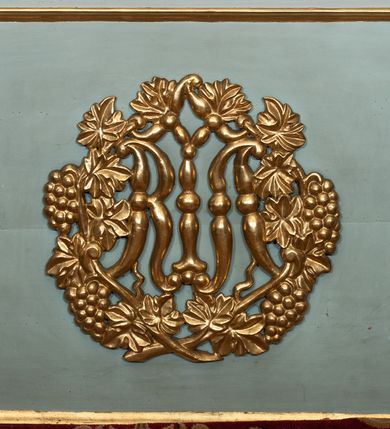 Zdjęcie nr 17: Nastawa architektoniczna, jednoosiowa, jednokondygnacyjna, ustawiona na wysokim cokole. Ołtarz w formie prostopadłościanu o ściętych z przodu narożach z prostokątną, drewnianą mensą, dekorowany trzema płycinami, na froncie monogram Marii ujęty winnym gronem. Na ołtarzu tabernakulum w formie prostopadłościennej skrzynki o ściętych przednich narożach, flankowanej parą pilastrów podtrzymujących gzyms. Drzwiczki w formie stojącego prostokąta zamkniętego półkoliście, ujęte profilowaną ramą, w polu płaskorzeźbiony kielich z hostią. 
Nastawa flankowana parą zwróconych na zewnątrz zdwojonych pilastrów i stojącą przed nimi parą kolumn o kapitelach kompozytowych. Podpory dźwigają pełne belkowanie z wyłamanym nad polem środkowym na kształt łuku odcinkowego gzymsem oraz przerwany, półkolisty przyczółek. Po zewnętrznej stronie kolumn dwie konsole, na których stoją figury św. Anny i św. Joachima. W polu głównym nisza w formie stojącego prostokąta zamkniętego łukiem półkolistym nadwieszonym z uskokiem, ujęta profilowaną ramą, dekorowana rocaille&#039;em, wewnątrz mniejszy obraz Matki Boskiej z Dzieciątkiem w kształcie stojącego prostokąta. W przyłuczach niszy dwie ukwiecone gałązki, na gzymsie uskrzydlona główka anielska, u dołu rocaille&#039;owy kartusz. W miejscu zwieńczenia, na tle okna zamontowany medalion z monogramem Marii w glorii promienistej. Struktura polichromowana w kolorze jasnoniebieskim z beżowymi detalami, ornamentyka, kolumny i profile pozłocone. 