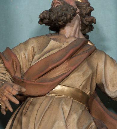 Zdjęcie nr 6: Nastawa architektoniczna, jednoosiowa, jednokondygnacyjna, ustawiona na wysokim cokole. Ołtarz w formie prostopadłościanu o ściętych z przodu narożach z prostokątną, drewnianą mensą, dekorowany trzema płycinami, na froncie monogram Marii ujęty winnym gronem. Na ołtarzu tabernakulum w formie prostopadłościennej skrzynki o ściętych przednich narożach, flankowanej parą pilastrów podtrzymujących gzyms. Drzwiczki w formie stojącego prostokąta zamkniętego półkoliście, ujęte profilowaną ramą, w polu płaskorzeźbiony kielich z hostią. 
Nastawa flankowana parą zwróconych na zewnątrz zdwojonych pilastrów i stojącą przed nimi parą kolumn o kapitelach kompozytowych. Podpory dźwigają pełne belkowanie z wyłamanym nad polem środkowym na kształt łuku odcinkowego gzymsem oraz przerwany, półkolisty przyczółek. Po zewnętrznej stronie kolumn dwie konsole, na których stoją figury św. Anny i św. Joachima. W polu głównym nisza w formie stojącego prostokąta zamkniętego łukiem półkolistym nadwieszonym z uskokiem, ujęta profilowaną ramą, dekorowana rocaille'em, wewnątrz mniejszy obraz Matki Boskiej z Dzieciątkiem w kształcie stojącego prostokąta. W przyłuczach niszy dwie ukwiecone gałązki, na gzymsie uskrzydlona główka anielska, u dołu rocaille'owy kartusz. W miejscu zwieńczenia, na tle okna zamontowany medalion z monogramem Marii w glorii promienistej. Struktura polichromowana w kolorze jasnoniebieskim z beżowymi detalami, ornamentyka, kolumny i profile pozłocone. 