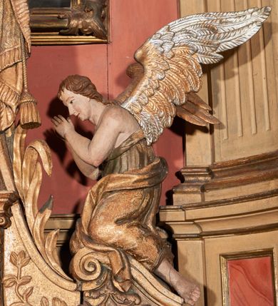 Zdjęcie nr 4: Ołtarz kamienny, prostopadłościenny, z kamienną mensą oraz antepedium w formie leżącego prostokąta z tkaniny, ujętym profilowaną, drewnianą i złoconą ramą. Na ołtarzu ustawione tabernakulum z tronem wystawienia. 
Nastawa architektoniczna, jednoosiowa, jednokondygnacyjna ze zwieńczeniem, ustawiona na dwustrefowym cokole ze skrajnie wyłamanymi pod kątem trzema parami prostopadłościanów. Retabulum ujęte ustawionymi pod kątem na zewnątrz filarami, opilastrowanymi po wewnętrznej stronie oraz stojącą przed nimi parą kolumn o kapitelach kompozytowych. Na skrajnie wyłamanych fragmentach cokołu ustawione figury świętego biskupa i świętego papieża. Podpory dźwigają pełne belkowanie połączone nad polem głównym wyłącznie gzymsem wyłamanym na kształt łuku odcinkowego nadwieszonego. Na osi kolumn, na belkowaniu fragmenty przerwanego falistego przyczółka, skierowane do wewnątrz, na których znajdują się dwie figury siedzących aniołów. W polu głównym wnęka w formie stojącego prostokąta zamkniętego łukiem półkolistym nadwieszonym z uskokiem, ujęta profilowaną ramą dekorowaną rocaille&#039;m. W niej zamontowany obraz Trójcy Świętej ze św. Franciszkiem i św. Dominikiem. Ponad wnęką rokokowy kartusz z napisem w polu: „S[anctus] S[anctus] S[anctus]”. Po bokach wnęki dwa pola w kształcie rombów o ściętych kątach z wprawionymi lustrami. Zwieńczenie w formie zbliżonej do trapezu ujętego spływami wolutowymi, zamkniętego fragmentem falistego gzymsu, dekorowane z trzech stron rocaille&#039;m. W polu zwieńczenia płycina o tej samej formie, wewnątrz obraz św. Marii Magdaleny w kształcie zbliżonym do trapezu o ściętych dolnych narożach, ujęty profilowaną ramą dekorowaną rocaille&#039;m. Struktura polichromowana w odcieniach beżu, partiami zaś różu i jasnej czerwieni; płyciny cokołu i trzony kolumn polichromowane na sposób imitujący marmoryzację w odcieniach zieleni, niektóre płyciny również czerwieni. Profile i ornamentyka złocone.
