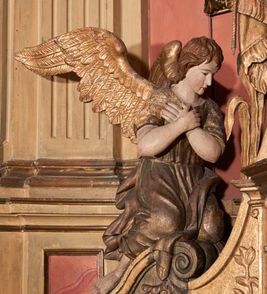 Zdjęcie nr 3: Ołtarz kamienny, prostopadłościenny, z kamienną mensą oraz antepedium w formie leżącego prostokąta z tkaniny, ujętym profilowaną, drewnianą i złoconą ramą. Na ołtarzu ustawione tabernakulum z tronem wystawienia. 
Nastawa architektoniczna, jednoosiowa, jednokondygnacyjna ze zwieńczeniem, ustawiona na dwustrefowym cokole ze skrajnie wyłamanymi pod kątem trzema parami prostopadłościanów. Retabulum ujęte ustawionymi pod kątem na zewnątrz filarami, opilastrowanymi po wewnętrznej stronie oraz stojącą przed nimi parą kolumn o kapitelach kompozytowych. Na skrajnie wyłamanych fragmentach cokołu ustawione figury świętego biskupa i świętego papieża. Podpory dźwigają pełne belkowanie połączone nad polem głównym wyłącznie gzymsem wyłamanym na kształt łuku odcinkowego nadwieszonego. Na osi kolumn, na belkowaniu fragmenty przerwanego falistego przyczółka, skierowane do wewnątrz, na których znajdują się dwie figury siedzących aniołów. W polu głównym wnęka w formie stojącego prostokąta zamkniętego łukiem półkolistym nadwieszonym z uskokiem, ujęta profilowaną ramą dekorowaną rocaille&#039;m. W niej zamontowany obraz Trójcy Świętej ze św. Franciszkiem i św. Dominikiem. Ponad wnęką rokokowy kartusz z napisem w polu: „S[anctus] S[anctus] S[anctus]”. Po bokach wnęki dwa pola w kształcie rombów o ściętych kątach z wprawionymi lustrami. Zwieńczenie w formie zbliżonej do trapezu ujętego spływami wolutowymi, zamkniętego fragmentem falistego gzymsu, dekorowane z trzech stron rocaille&#039;m. W polu zwieńczenia płycina o tej samej formie, wewnątrz obraz św. Marii Magdaleny w kształcie zbliżonym do trapezu o ściętych dolnych narożach, ujęty profilowaną ramą dekorowaną rocaille&#039;m. Struktura polichromowana w odcieniach beżu, partiami zaś różu i jasnej czerwieni; płyciny cokołu i trzony kolumn polichromowane na sposób imitujący marmoryzację w odcieniach zieleni, niektóre płyciny również czerwieni. Profile i ornamentyka złocone.
