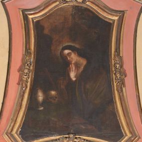 Zdjęcie nr 1: Obraz w formie trapezu o wklęsłych bokach i podstawie, zamknięty łukiem falistym, o ściętych dolnych narożach. W centrum ukazana pokutująca św. Maria Magdalena pośród skał.
Święta przedstawiona do pasa, zwrócona w trzech czwartych w prawo, z pochyloną głową oraz dłońmi złożonymi w geście modlitwy. Twarz ma owalną, o łagodnych rysach, zamkniętych oczach, krótkim nosie i pełnych ustach, okolona długimi, ciemnobrązowymi włosami opadającymi na plecy i ramiona. Ubrana jest w ciemną brązowo-zieloną szatę zarzuconą na ramiona i plecy. Święta ukazana w ciemnej grocie, przed nią na skale ustawiona puszka na wonności, czaszka i krzyż. W tle widoczne zachmurzone niebo. 


