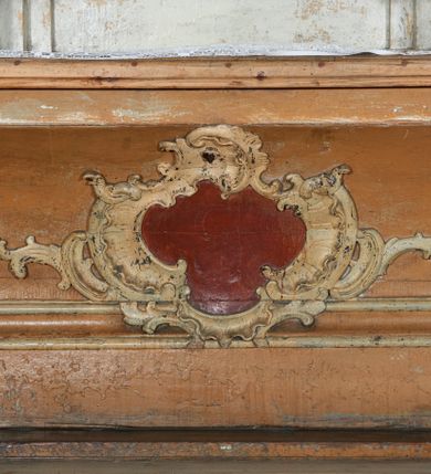 Zdjęcie nr 3: Mensa drewniana; ołtarz sarkofagowy, o wklęsłych bokach, zwężających się ku dołowi, ustawiony na niskim cokole zakończonym podwójnym półwałkiem, dekorowany rocaille'owym kartuszem. Ołtarz ustawiony na trzech drewnianych stopniach.
Retabulum jednoosiowe, jednokondygnacyjne, z niskim dwustrefowym cokołem z wyłamanymi dwoma sześcianami, stanowiącymi cokoły. Nastawa ołtarzowa ujęta parą kolumn kompozytowych ustawionych na tle zwielokrotnionych pilastrów. Podpory wspierają pełne belkowanie z wyłamanymi impostami na osi kolumn, na których znajdują się fragmenty wolutowego przerwanego przyczółka, na których siedzą dwa putta. Zwieńczenie ułamane, nad nim zamontowana gloria promienista z obłokami i dwiema uskrzydlonymi główkami anielskimi. W polu środkowym obraz w formie stojącego prostokąta z przedstawieniem Matki Boskiej z Dzieciątkiem. Nastawa dekorowana ornamentem o motywach roślinnych i cęgowych w partii cokołu, pilastrów i belkowania, na impostach dwie rozety. Retabulum ujęte uszami utworzonymi z ornamentu rocaille'owego i motywów roślinnych. Po bokach ołtarza dostawione cokoły, na których ustawione figury św. Wojciecha i św. Stanisława. Struktura nastawy polichromowana w kolorze białym, profile, kolumny, gloria i ornamentyka złocone.

