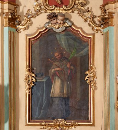 Zdjęcie nr 3: Nastawa ołtarzowa architektoniczna, ustawiona na jednym stopniu; jednoosiowa, jednokondygnacyjna ze zwieńczeniem, na wysokim cokole. Ołtarz drewniany, sarkofagowy, wklęsło-wypukły, zwężający się ku dołowi, zamknięty gzymsem, na cokole. Mensa drewniana. W polu antepedium rocaille'owa płycina w formie odwróconego trapezu. 
Retabulum flankowane parą filarów ustawionych pod kątem na zewnątrz względem lica ołtarza; z pilastrami po wewnętrznej stronie, o kapitelach jońskich i kanelowanych trzonach. Podpory dźwigają imposty, od frontu podtrzymywane przez konsole oraz przerwany, wolutowy przyczółek, na którym siedzi para puttów. Przed filarami cokoły w formie wolut, flankujące ołtarz, z figurami św. Jakuba i św. Andrzeja. W polu środkowym rama w formie stojącego prostokąta zamkniętego stylizowanym łukiem nadwieszonym z uskokiem z obrazem św. Jana Nepomucena. Zwieńczenie w formie stojącego prostokąta, zamkniętego gzymsem przyjmującym kształt łuku segmentowego nadwieszonego; ujęte podwójnymi spływami wolutowymi, których ślimacznice tworzą uszaki. W polu rama w formie stojącego prostokąta o wklęsłych bokach, zamkniętego łukiem półkolistym z uskokiem, z obrazem św. Katarzyny.
Trzony filarów dekorowane festonami utworzonymi z rocaille'u i ukwieconych gałązek. Rama obrazu pola środkowego zdobiona po bokach i u spodu fragmentami rocaille'u, zwieńczona parą uskrzydlonych główek anielskich na obłoku. U spodu obrazu tron wystawienia w formie wspornika podtrzymywanego przez konsolę z rocaille'm. Pole nad obrazem wypełnione rocaille'owym kartuszem. Kondygnacja ujęta uszami utworzonymi z ażurowego rocaille'u. Rama zwieńczenia dekorowana fragmentami rocaille'u u spodu, w partii uskoków i na łuku; flankowana kampanulami. Woluty ujmujące zwieńczenie zdobione rocaille'm. Gzyms wieńczący ze szczytem utworzonym z rocaille'u, flankowany przez dwa rokokowe wazony na skraju. 
Struktura polichromowana w kolorze beżowym, detale na seledynowo i różowo; ornamentyka, profile, ramy i kanelury złocone.