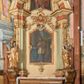Zdjęcie nr 1: Nastawa ołtarzowa architektoniczna, ustawiona na jednym stopniu; jednoosiowa, jednokondygnacyjna ze zwieńczeniem, na wysokim cokole. Ołtarz drewniany, sarkofagowy, wklęsło-wypukły, zwężający się ku dołowi, zamknięty gzymsem, na cokole. Mensa drewniana. W polu antepedium rocaille'owa płycina w formie odwróconego trapezu. 
Retabulum flankowane parą filarów ustawionych pod kątem na zewnątrz względem lica ołtarza; z pilastrami po wewnętrznej stronie, o kapitelach jońskich i kanelowanych trzonach. Podpory dźwigają imposty, od frontu podtrzymywane przez konsole oraz przerwany, wolutowy przyczółek, na którym siedzi para puttów. Przed filarami cokoły w formie wolut, flankujące ołtarz, z figurami św. Jakuba i św. Andrzeja. W polu środkowym rama w formie stojącego prostokąta zamkniętego stylizowanym łukiem nadwieszonym z uskokiem z obrazem św. Jana Nepomucena. Zwieńczenie w formie stojącego prostokąta, zamkniętego gzymsem przyjmującym kształt łuku segmentowego nadwieszonego; ujęte podwójnymi spływami wolutowymi, których ślimacznice tworzą uszaki. W polu rama w formie stojącego prostokąta o wklęsłych bokach, zamkniętego łukiem półkolistym z uskokiem, z obrazem św. Katarzyny.
Trzony filarów dekorowane festonami utworzonymi z rocaille'u i ukwieconych gałązek. Rama obrazu pola środkowego zdobiona po bokach i u spodu fragmentami rocaille'u, zwieńczona parą uskrzydlonych główek anielskich na obłoku. U spodu obrazu tron wystawienia w formie wspornika podtrzymywanego przez konsolę z rocaille'm. Pole nad obrazem wypełnione rocaille'owym kartuszem. Kondygnacja ujęta uszami utworzonymi z ażurowego rocaille'u. Rama zwieńczenia dekorowana fragmentami rocaille'u u spodu, w partii uskoków i na łuku; flankowana kampanulami. Woluty ujmujące zwieńczenie zdobione rocaille'm. Gzyms wieńczący ze szczytem utworzonym z rocaille'u, flankowany przez dwa rokokowe wazony na skraju. 
Struktura polichromowana w kolorze beżowym, detale na seledynowo i różowo; ornamentyka, profile, ramy i kanelury złocone.