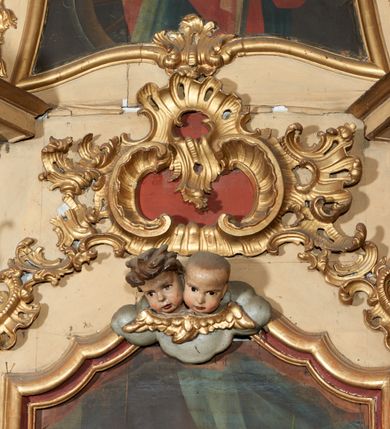 Zdjęcie nr 4: Nastawa ołtarzowa architektoniczna, ustawiona na jednym stopniu; jednoosiowa, jednokondygnacyjna ze zwieńczeniem, na wysokim cokole. Ołtarz drewniany, sarkofagowy, wklęsło-wypukły, zwężający się ku dołowi, zamknięty gzymsem, na cokole. Mensa drewniana. W polu antepedium rocaille&#039;owa płycina w formie odwróconego trapezu. 
Retabulum flankowane parą filarów ustawionych pod kątem na zewnątrz względem lica ołtarza; z pilastrami po wewnętrznej stronie, o kapitelach jońskich i kanelowanych trzonach. Podpory dźwigają imposty, od frontu podtrzymywane przez konsole oraz przerwany, wolutowy przyczółek, na którym siedzi para puttów. Przed filarami cokoły w formie wolut, flankujące ołtarz, z figurami św. Jakuba i św. Andrzeja. W polu środkowym rama w formie stojącego prostokąta zamkniętego stylizowanym łukiem nadwieszonym z uskokiem z obrazem św. Jana Nepomucena. Zwieńczenie w formie stojącego prostokąta, zamkniętego gzymsem przyjmującym kształt łuku segmentowego nadwieszonego; ujęte podwójnymi spływami wolutowymi, których ślimacznice tworzą uszaki. W polu rama w formie stojącego prostokąta o wklęsłych bokach, zamkniętego łukiem półkolistym z uskokiem, z obrazem św. Katarzyny.
Trzony filarów dekorowane festonami utworzonymi z rocaille&#039;u i ukwieconych gałązek. Rama obrazu pola środkowego zdobiona po bokach i u spodu fragmentami rocaille&#039;u, zwieńczona parą uskrzydlonych główek anielskich na obłoku. U spodu obrazu tron wystawienia w formie wspornika podtrzymywanego przez konsolę z rocaille&#039;m. Pole nad obrazem wypełnione rocaille&#039;owym kartuszem. Kondygnacja ujęta uszami utworzonymi z ażurowego rocaille&#039;u. Rama zwieńczenia dekorowana fragmentami rocaille&#039;u u spodu, w partii uskoków i na łuku; flankowana kampanulami. Woluty ujmujące zwieńczenie zdobione rocaille&#039;m. Gzyms wieńczący ze szczytem utworzonym z rocaille&#039;u, flankowany przez dwa rokokowe wazony na skraju. 
Struktura polichromowana w kolorze beżowym, detale na seledynowo i różowo; ornamentyka, profile, ramy i kanelury złocone.