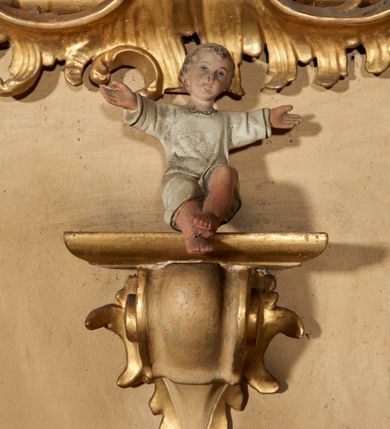 Zdjęcie nr 7: Nastawa ołtarzowa architektoniczna, ustawiona na jednym stopniu; jednoosiowa, jednokondygnacyjna ze zwieńczeniem, na wysokim cokole. Ołtarz drewniany, sarkofagowy, wklęsło-wypukły, zwężający się ku dołowi, zamknięty gzymsem, na cokole. Mensa drewniana. W polu antepedium rocaille&#039;owa płycina w formie odwróconego trapezu. 
Retabulum flankowane parą filarów ustawionych pod kątem na zewnątrz względem lica ołtarza; z pilastrami po wewnętrznej stronie, o kapitelach jońskich i kanelowanych trzonach. Podpory dźwigają imposty, od frontu podtrzymywane przez konsole oraz przerwany, wolutowy przyczółek, na którym siedzi para puttów. Przed filarami cokoły w formie wolut, flankujące ołtarz, z figurami św. Jakuba i św. Andrzeja. W polu środkowym rama w formie stojącego prostokąta zamkniętego stylizowanym łukiem nadwieszonym z uskokiem z obrazem św. Jana Nepomucena. Zwieńczenie w formie stojącego prostokąta, zamkniętego gzymsem przyjmującym kształt łuku segmentowego nadwieszonego; ujęte podwójnymi spływami wolutowymi, których ślimacznice tworzą uszaki. W polu rama w formie stojącego prostokąta o wklęsłych bokach, zamkniętego łukiem półkolistym z uskokiem, z obrazem św. Katarzyny.
Trzony filarów dekorowane festonami utworzonymi z rocaille&#039;u i ukwieconych gałązek. Rama obrazu pola środkowego zdobiona po bokach i u spodu fragmentami rocaille&#039;u, zwieńczona parą uskrzydlonych główek anielskich na obłoku. U spodu obrazu tron wystawienia w formie wspornika podtrzymywanego przez konsolę z rocaille&#039;m. Pole nad obrazem wypełnione rocaille&#039;owym kartuszem. Kondygnacja ujęta uszami utworzonymi z ażurowego rocaille&#039;u. Rama zwieńczenia dekorowana fragmentami rocaille&#039;u u spodu, w partii uskoków i na łuku; flankowana kampanulami. Woluty ujmujące zwieńczenie zdobione rocaille&#039;m. Gzyms wieńczący ze szczytem utworzonym z rocaille&#039;u, flankowany przez dwa rokokowe wazony na skraju. 
Struktura polichromowana w kolorze beżowym, detale na seledynowo i różowo; ornamentyka, profile, ramy i kanelury złocone.