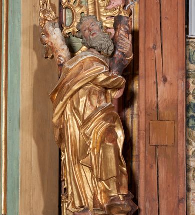 Zdjęcie nr 9: Nastawa ołtarzowa architektoniczna, ustawiona na jednym stopniu; jednoosiowa, jednokondygnacyjna ze zwieńczeniem, na wysokim cokole. Ołtarz drewniany, sarkofagowy, wklęsło-wypukły, zwężający się ku dołowi, zamknięty gzymsem, na cokole. Mensa drewniana. W polu antepedium rocaille'owa płycina w formie odwróconego trapezu. 
Retabulum flankowane parą filarów ustawionych pod kątem na zewnątrz względem lica ołtarza; z pilastrami po wewnętrznej stronie, o kapitelach jońskich i kanelowanych trzonach. Podpory dźwigają imposty, od frontu podtrzymywane przez konsole oraz przerwany, wolutowy przyczółek, na którym siedzi para puttów. Przed filarami cokoły w formie wolut, flankujące ołtarz, z figurami św. Jakuba i św. Andrzeja. W polu środkowym rama w formie stojącego prostokąta zamkniętego stylizowanym łukiem nadwieszonym z uskokiem z obrazem św. Jana Nepomucena. Zwieńczenie w formie stojącego prostokąta, zamkniętego gzymsem przyjmującym kształt łuku segmentowego nadwieszonego; ujęte podwójnymi spływami wolutowymi, których ślimacznice tworzą uszaki. W polu rama w formie stojącego prostokąta o wklęsłych bokach, zamkniętego łukiem półkolistym z uskokiem, z obrazem św. Katarzyny.
Trzony filarów dekorowane festonami utworzonymi z rocaille'u i ukwieconych gałązek. Rama obrazu pola środkowego zdobiona po bokach i u spodu fragmentami rocaille'u, zwieńczona parą uskrzydlonych główek anielskich na obłoku. U spodu obrazu tron wystawienia w formie wspornika podtrzymywanego przez konsolę z rocaille'm. Pole nad obrazem wypełnione rocaille'owym kartuszem. Kondygnacja ujęta uszami utworzonymi z ażurowego rocaille'u. Rama zwieńczenia dekorowana fragmentami rocaille'u u spodu, w partii uskoków i na łuku; flankowana kampanulami. Woluty ujmujące zwieńczenie zdobione rocaille'm. Gzyms wieńczący ze szczytem utworzonym z rocaille'u, flankowany przez dwa rokokowe wazony na skraju. 
Struktura polichromowana w kolorze beżowym, detale na seledynowo i różowo; ornamentyka, profile, ramy i kanelury złocone.