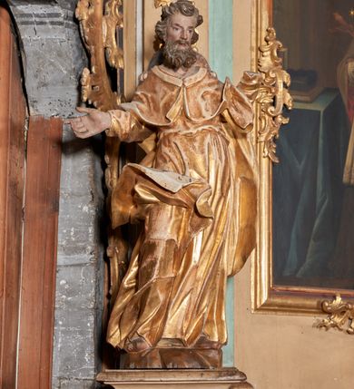 Zdjęcie nr 8: Nastawa ołtarzowa architektoniczna, ustawiona na jednym stopniu; jednoosiowa, jednokondygnacyjna ze zwieńczeniem, na wysokim cokole. Ołtarz drewniany, sarkofagowy, wklęsło-wypukły, zwężający się ku dołowi, zamknięty gzymsem, na cokole. Mensa drewniana. W polu antepedium rocaille'owa płycina w formie odwróconego trapezu. 
Retabulum flankowane parą filarów ustawionych pod kątem na zewnątrz względem lica ołtarza; z pilastrami po wewnętrznej stronie, o kapitelach jońskich i kanelowanych trzonach. Podpory dźwigają imposty, od frontu podtrzymywane przez konsole oraz przerwany, wolutowy przyczółek, na którym siedzi para puttów. Przed filarami cokoły w formie wolut, flankujące ołtarz, z figurami św. Jakuba i św. Andrzeja. W polu środkowym rama w formie stojącego prostokąta zamkniętego stylizowanym łukiem nadwieszonym z uskokiem z obrazem św. Jana Nepomucena. Zwieńczenie w formie stojącego prostokąta, zamkniętego gzymsem przyjmującym kształt łuku segmentowego nadwieszonego; ujęte podwójnymi spływami wolutowymi, których ślimacznice tworzą uszaki. W polu rama w formie stojącego prostokąta o wklęsłych bokach, zamkniętego łukiem półkolistym z uskokiem, z obrazem św. Katarzyny.
Trzony filarów dekorowane festonami utworzonymi z rocaille'u i ukwieconych gałązek. Rama obrazu pola środkowego zdobiona po bokach i u spodu fragmentami rocaille'u, zwieńczona parą uskrzydlonych główek anielskich na obłoku. U spodu obrazu tron wystawienia w formie wspornika podtrzymywanego przez konsolę z rocaille'm. Pole nad obrazem wypełnione rocaille'owym kartuszem. Kondygnacja ujęta uszami utworzonymi z ażurowego rocaille'u. Rama zwieńczenia dekorowana fragmentami rocaille'u u spodu, w partii uskoków i na łuku; flankowana kampanulami. Woluty ujmujące zwieńczenie zdobione rocaille'm. Gzyms wieńczący ze szczytem utworzonym z rocaille'u, flankowany przez dwa rokokowe wazony na skraju. 
Struktura polichromowana w kolorze beżowym, detale na seledynowo i różowo; ornamentyka, profile, ramy i kanelury złocone.