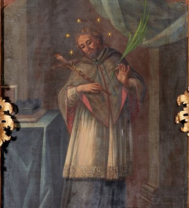 Zdjęcie nr 2: Obraz w formie stojącego prostokąta zamkniętego łukiem segmentowym z uskokiem. W centrum kompozycji całopostaciowe przedstawienie św. Jana Nepomucena, zwróconego delikatnie w lewo, z pochyloną głową skierowaną w prawo. W prawej dłoni trzyma krucyfiks oparty na ramieniu, w lewej, w subtelnym geście, liść palmy. Twarz ma pociągłą, szczupłą, o dużych oczach skierowanych w dół, prostym i długim nosie oraz pełnych ustach. Włosy ma krótkie, jasne, falowane, opadające na tył głowy. Twarz okolona jest krótką brodą. Ubrany jest w czarną komżę, białą albę dekorowaną koronką przy brzegach, delikatnie drapowane w gęste równoległe fałdy; jasnobrązową almucję z czerwoną podszewką, zawiązaną pod szyją sznurkiem i narzuconą na ramiona. Wokół głowy nimb z pięciu gwiazd. W lewej części obrazu, obok świętego ukazany stół nakryty niebieską tkaniną, na którym leżą księgi i biret. Scena ukazana we wnętrzu, z widocznymi fragmentami filarów po dwóch stronach kompozycji oraz jasnoniebieską tkaniną podwieszoną w prawym górnym rogu.
