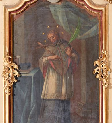 Zdjęcie nr 1: Obraz w formie stojącego prostokąta zamkniętego łukiem segmentowym z uskokiem. W centrum kompozycji całopostaciowe przedstawienie św. Jana Nepomucena, zwróconego delikatnie w lewo, z pochyloną głową skierowaną w prawo. W prawej dłoni trzyma krucyfiks oparty na ramieniu, w lewej, w subtelnym geście, liść palmy. Twarz ma pociągłą, szczupłą, o dużych oczach skierowanych w dół, prostym i długim nosie oraz pełnych ustach. Włosy ma krótkie, jasne, falowane, opadające na tył głowy. Twarz okolona jest krótką brodą. Ubrany jest w czarną komżę, białą albę dekorowaną koronką przy brzegach, delikatnie drapowane w gęste równoległe fałdy; jasnobrązową almucję z czerwoną podszewką, zawiązaną pod szyją sznurkiem i narzuconą na ramiona. Wokół głowy nimb z pięciu gwiazd. W lewej części obrazu, obok świętego ukazany stół nakryty niebieską tkaniną, na którym leżą księgi i biret. Scena ukazana we wnętrzu, z widocznymi fragmentami filarów po dwóch stronach kompozycji oraz jasnoniebieską tkaniną podwieszoną w prawym górnym rogu.
