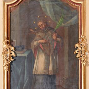 Zdjęcie nr 1: Obraz w formie stojącego prostokąta zamkniętego łukiem segmentowym z uskokiem. W centrum kompozycji całopostaciowe przedstawienie św. Jana Nepomucena, zwróconego delikatnie w lewo, z pochyloną głową skierowaną w prawo. W prawej dłoni trzyma krucyfiks oparty na ramieniu, w lewej, w subtelnym geście, liść palmy. Twarz ma pociągłą, szczupłą, o dużych oczach skierowanych w dół, prostym i długim nosie oraz pełnych ustach. Włosy ma krótkie, jasne, falowane, opadające na tył głowy. Twarz okolona jest krótką brodą. Ubrany jest w czarną komżę, białą albę dekorowaną koronką przy brzegach, delikatnie drapowane w gęste równoległe fałdy; jasnobrązową almucję z czerwoną podszewką, zawiązaną pod szyją sznurkiem i narzuconą na ramiona. Wokół głowy nimb z pięciu gwiazd. W lewej części obrazu, obok świętego ukazany stół nakryty niebieską tkaniną, na którym leżą księgi i biret. Scena ukazana we wnętrzu, z widocznymi fragmentami filarów po dwóch stronach kompozycji oraz jasnoniebieską tkaniną podwieszoną w prawym górnym rogu.
