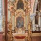 Zdjęcie nr 1: Nastawa ołtarzowa architektoniczna, ustawiona na trzech stopniach; jednoosiowa, jednokondygnacyjna ze zwieńczeniem, na wysokim cokole. Ołtarz drewniany, sarkofagowy, wklęsło-wypukły, zwężający się ku dołowi, zamknięty gzymsem, na cokole. Mensa drewniana. W polu antependium rocaille'owa płycina w formie odwróconego trapezu.  
Retabulum flankowane parą filarów ustawionych pod kątem, na zewnątrz względem lica ołtarza; z pilastrami po wewnętrznej stronie, o kapitelach jońskich i kanelowanych trzonach. Podpory dźwigają imposty, od frontu podtrzymywane przez konsole oraz przerwany, wolutowy przyczółek, na którym siedzi para puttów. Przed filarami cokoły w formie wolut, flankujące ołtarz, z figurami św. Piotra i św. Pawła. W polu środkowym rama w formie stojącego prostokąta zamkniętego stylizowanym łukiem nadwieszonym z uskokiem z obrazem św. Jana Kantego. Zwieńczenie w formie stojącego prostokąta zamkniętego gzymsem przyjmującym kształt łuku segmentowego nadwieszonego; ujęte podwójnymi spływami wolutowymi, których ślimacznice tworzą uszaki. W polu rama w formie stojącego prostokąta o wklęsłych bokach, zamkniętego łukiem półkolistym z uskokiem, z obrazem Wniebowzięcia Najświętszej Marii Panny.
Trzony filarów dekorowane festonami utworzonymi z rocaille'u i ukwieconych gałązek. Rama obrazu w polu środkowym zdobiona po bokach fragmentami rocaille'u, zwieńczona parą uskrzydlonych główek anielskich na obłoku. U spodu obrazu tron wystawienia w formie wspornika podtrzymywanego przez konsolę z rocaille'u. Pole nad obrazem wypełniają fragmenty rocaille'u. Kondygnacja ujęta uszami utworzonymi z ażurowego rocaille'u. Rama zwieńczenia dekorowana fragmentami rocaille u spodu, w partii uskoków i na łuku; flankowana kampanulami. Woluty ujmujące zwieńczenie zdobione rocaille'm. Gzyms wieńczący ze szczytem utworzonym z palmet, flankowany przez dwa rokokowe wazony na skraju. 
Struktura polichromowana w kolorze beżowym, detale na seledynowo i czerwono; ornamentyka, profile, ramy i kanelury złocone.