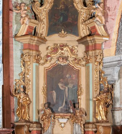 Zdjęcie nr 2: Nastawa ołtarzowa architektoniczna, ustawiona na trzech stopniach; jednoosiowa, jednokondygnacyjna ze zwieńczeniem, na wysokim cokole. Ołtarz drewniany, sarkofagowy, wklęsło-wypukły, zwężający się ku dołowi, zamknięty gzymsem, na cokole. Mensa drewniana. W polu antependium rocaille'owa płycina w formie odwróconego trapezu.  
Retabulum flankowane parą filarów ustawionych pod kątem, na zewnątrz względem lica ołtarza; z pilastrami po wewnętrznej stronie, o kapitelach jońskich i kanelowanych trzonach. Podpory dźwigają imposty, od frontu podtrzymywane przez konsole oraz przerwany, wolutowy przyczółek, na którym siedzi para puttów. Przed filarami cokoły w formie wolut, flankujące ołtarz, z figurami św. Piotra i św. Pawła. W polu środkowym rama w formie stojącego prostokąta zamkniętego stylizowanym łukiem nadwieszonym z uskokiem z obrazem św. Jana Kantego. Zwieńczenie w formie stojącego prostokąta zamkniętego gzymsem przyjmującym kształt łuku segmentowego nadwieszonego; ujęte podwójnymi spływami wolutowymi, których ślimacznice tworzą uszaki. W polu rama w formie stojącego prostokąta o wklęsłych bokach, zamkniętego łukiem półkolistym z uskokiem, z obrazem Wniebowzięcia Najświętszej Marii Panny.
Trzony filarów dekorowane festonami utworzonymi z rocaille'u i ukwieconych gałązek. Rama obrazu w polu środkowym zdobiona po bokach fragmentami rocaille'u, zwieńczona parą uskrzydlonych główek anielskich na obłoku. U spodu obrazu tron wystawienia w formie wspornika podtrzymywanego przez konsolę z rocaille'u. Pole nad obrazem wypełniają fragmenty rocaille'u. Kondygnacja ujęta uszami utworzonymi z ażurowego rocaille'u. Rama zwieńczenia dekorowana fragmentami rocaille u spodu, w partii uskoków i na łuku; flankowana kampanulami. Woluty ujmujące zwieńczenie zdobione rocaille'm. Gzyms wieńczący ze szczytem utworzonym z palmet, flankowany przez dwa rokokowe wazony na skraju. 
Struktura polichromowana w kolorze beżowym, detale na seledynowo i czerwono; ornamentyka, profile, ramy i kanelury złocone.