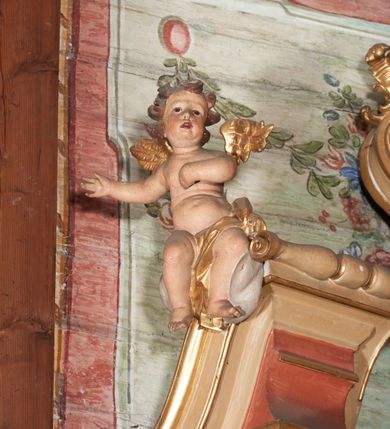 Zdjęcie nr 10: Nastawa ołtarzowa architektoniczna, ustawiona na trzech stopniach; jednoosiowa, jednokondygnacyjna ze zwieńczeniem, na wysokim cokole. Ołtarz drewniany, sarkofagowy, wklęsło-wypukły, zwężający się ku dołowi, zamknięty gzymsem, na cokole. Mensa drewniana. W polu antependium rocaille&#039;owa płycina w formie odwróconego trapezu.  
Retabulum flankowane parą filarów ustawionych pod kątem, na zewnątrz względem lica ołtarza; z pilastrami po wewnętrznej stronie, o kapitelach jońskich i kanelowanych trzonach. Podpory dźwigają imposty, od frontu podtrzymywane przez konsole oraz przerwany, wolutowy przyczółek, na którym siedzi para puttów. Przed filarami cokoły w formie wolut, flankujące ołtarz, z figurami św. Piotra i św. Pawła. W polu środkowym rama w formie stojącego prostokąta zamkniętego stylizowanym łukiem nadwieszonym z uskokiem z obrazem św. Jana Kantego. Zwieńczenie w formie stojącego prostokąta zamkniętego gzymsem przyjmującym kształt łuku segmentowego nadwieszonego; ujęte podwójnymi spływami wolutowymi, których ślimacznice tworzą uszaki. W polu rama w formie stojącego prostokąta o wklęsłych bokach, zamkniętego łukiem półkolistym z uskokiem, z obrazem Wniebowzięcia Najświętszej Marii Panny.
Trzony filarów dekorowane festonami utworzonymi z rocaille&#039;u i ukwieconych gałązek. Rama obrazu w polu środkowym zdobiona po bokach fragmentami rocaille&#039;u, zwieńczona parą uskrzydlonych główek anielskich na obłoku. U spodu obrazu tron wystawienia w formie wspornika podtrzymywanego przez konsolę z rocaille&#039;u. Pole nad obrazem wypełniają fragmenty rocaille&#039;u. Kondygnacja ujęta uszami utworzonymi z ażurowego rocaille&#039;u. Rama zwieńczenia dekorowana fragmentami rocaille u spodu, w partii uskoków i na łuku; flankowana kampanulami. Woluty ujmujące zwieńczenie zdobione rocaille&#039;m. Gzyms wieńczący ze szczytem utworzonym z palmet, flankowany przez dwa rokokowe wazony na skraju. 
Struktura polichromowana w kolorze beżowym, detale na seledynowo i czerwono; ornamentyka, profile, ramy i kanelury złocone.