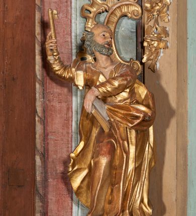 Zdjęcie nr 8: Nastawa ołtarzowa architektoniczna, ustawiona na trzech stopniach; jednoosiowa, jednokondygnacyjna ze zwieńczeniem, na wysokim cokole. Ołtarz drewniany, sarkofagowy, wklęsło-wypukły, zwężający się ku dołowi, zamknięty gzymsem, na cokole. Mensa drewniana. W polu antependium rocaille&#039;owa płycina w formie odwróconego trapezu.  
Retabulum flankowane parą filarów ustawionych pod kątem, na zewnątrz względem lica ołtarza; z pilastrami po wewnętrznej stronie, o kapitelach jońskich i kanelowanych trzonach. Podpory dźwigają imposty, od frontu podtrzymywane przez konsole oraz przerwany, wolutowy przyczółek, na którym siedzi para puttów. Przed filarami cokoły w formie wolut, flankujące ołtarz, z figurami św. Piotra i św. Pawła. W polu środkowym rama w formie stojącego prostokąta zamkniętego stylizowanym łukiem nadwieszonym z uskokiem z obrazem św. Jana Kantego. Zwieńczenie w formie stojącego prostokąta zamkniętego gzymsem przyjmującym kształt łuku segmentowego nadwieszonego; ujęte podwójnymi spływami wolutowymi, których ślimacznice tworzą uszaki. W polu rama w formie stojącego prostokąta o wklęsłych bokach, zamkniętego łukiem półkolistym z uskokiem, z obrazem Wniebowzięcia Najświętszej Marii Panny.
Trzony filarów dekorowane festonami utworzonymi z rocaille&#039;u i ukwieconych gałązek. Rama obrazu w polu środkowym zdobiona po bokach fragmentami rocaille&#039;u, zwieńczona parą uskrzydlonych główek anielskich na obłoku. U spodu obrazu tron wystawienia w formie wspornika podtrzymywanego przez konsolę z rocaille&#039;u. Pole nad obrazem wypełniają fragmenty rocaille&#039;u. Kondygnacja ujęta uszami utworzonymi z ażurowego rocaille&#039;u. Rama zwieńczenia dekorowana fragmentami rocaille u spodu, w partii uskoków i na łuku; flankowana kampanulami. Woluty ujmujące zwieńczenie zdobione rocaille&#039;m. Gzyms wieńczący ze szczytem utworzonym z palmet, flankowany przez dwa rokokowe wazony na skraju. 
Struktura polichromowana w kolorze beżowym, detale na seledynowo i czerwono; ornamentyka, profile, ramy i kanelury złocone.