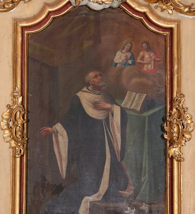 Zdjęcie nr 7: Nastawa ołtarzowa architektoniczna, ustawiona na trzech stopniach; jednoosiowa, jednokondygnacyjna ze zwieńczeniem, na wysokim cokole. Ołtarz drewniany, sarkofagowy, wklęsło-wypukły, zwężający się ku dołowi, zamknięty gzymsem, na cokole. Mensa drewniana. W polu antependium rocaille&#039;owa płycina w formie odwróconego trapezu.  
Retabulum flankowane parą filarów ustawionych pod kątem, na zewnątrz względem lica ołtarza; z pilastrami po wewnętrznej stronie, o kapitelach jońskich i kanelowanych trzonach. Podpory dźwigają imposty, od frontu podtrzymywane przez konsole oraz przerwany, wolutowy przyczółek, na którym siedzi para puttów. Przed filarami cokoły w formie wolut, flankujące ołtarz, z figurami św. Piotra i św. Pawła. W polu środkowym rama w formie stojącego prostokąta zamkniętego stylizowanym łukiem nadwieszonym z uskokiem z obrazem św. Jana Kantego. Zwieńczenie w formie stojącego prostokąta zamkniętego gzymsem przyjmującym kształt łuku segmentowego nadwieszonego; ujęte podwójnymi spływami wolutowymi, których ślimacznice tworzą uszaki. W polu rama w formie stojącego prostokąta o wklęsłych bokach, zamkniętego łukiem półkolistym z uskokiem, z obrazem Wniebowzięcia Najświętszej Marii Panny.
Trzony filarów dekorowane festonami utworzonymi z rocaille&#039;u i ukwieconych gałązek. Rama obrazu w polu środkowym zdobiona po bokach fragmentami rocaille&#039;u, zwieńczona parą uskrzydlonych główek anielskich na obłoku. U spodu obrazu tron wystawienia w formie wspornika podtrzymywanego przez konsolę z rocaille&#039;u. Pole nad obrazem wypełniają fragmenty rocaille&#039;u. Kondygnacja ujęta uszami utworzonymi z ażurowego rocaille&#039;u. Rama zwieńczenia dekorowana fragmentami rocaille u spodu, w partii uskoków i na łuku; flankowana kampanulami. Woluty ujmujące zwieńczenie zdobione rocaille&#039;m. Gzyms wieńczący ze szczytem utworzonym z palmet, flankowany przez dwa rokokowe wazony na skraju. 
Struktura polichromowana w kolorze beżowym, detale na seledynowo i czerwono; ornamentyka, profile, ramy i kanelury złocone.