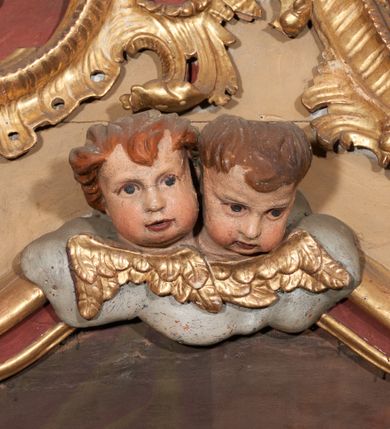 Zdjęcie nr 3: Nastawa ołtarzowa architektoniczna, ustawiona na trzech stopniach; jednoosiowa, jednokondygnacyjna ze zwieńczeniem, na wysokim cokole. Ołtarz drewniany, sarkofagowy, wklęsło-wypukły, zwężający się ku dołowi, zamknięty gzymsem, na cokole. Mensa drewniana. W polu antependium rocaille&#039;owa płycina w formie odwróconego trapezu.  
Retabulum flankowane parą filarów ustawionych pod kątem, na zewnątrz względem lica ołtarza; z pilastrami po wewnętrznej stronie, o kapitelach jońskich i kanelowanych trzonach. Podpory dźwigają imposty, od frontu podtrzymywane przez konsole oraz przerwany, wolutowy przyczółek, na którym siedzi para puttów. Przed filarami cokoły w formie wolut, flankujące ołtarz, z figurami św. Piotra i św. Pawła. W polu środkowym rama w formie stojącego prostokąta zamkniętego stylizowanym łukiem nadwieszonym z uskokiem z obrazem św. Jana Kantego. Zwieńczenie w formie stojącego prostokąta zamkniętego gzymsem przyjmującym kształt łuku segmentowego nadwieszonego; ujęte podwójnymi spływami wolutowymi, których ślimacznice tworzą uszaki. W polu rama w formie stojącego prostokąta o wklęsłych bokach, zamkniętego łukiem półkolistym z uskokiem, z obrazem Wniebowzięcia Najświętszej Marii Panny.
Trzony filarów dekorowane festonami utworzonymi z rocaille&#039;u i ukwieconych gałązek. Rama obrazu w polu środkowym zdobiona po bokach fragmentami rocaille&#039;u, zwieńczona parą uskrzydlonych główek anielskich na obłoku. U spodu obrazu tron wystawienia w formie wspornika podtrzymywanego przez konsolę z rocaille&#039;u. Pole nad obrazem wypełniają fragmenty rocaille&#039;u. Kondygnacja ujęta uszami utworzonymi z ażurowego rocaille&#039;u. Rama zwieńczenia dekorowana fragmentami rocaille u spodu, w partii uskoków i na łuku; flankowana kampanulami. Woluty ujmujące zwieńczenie zdobione rocaille&#039;m. Gzyms wieńczący ze szczytem utworzonym z palmet, flankowany przez dwa rokokowe wazony na skraju. 
Struktura polichromowana w kolorze beżowym, detale na seledynowo i czerwono; ornamentyka, profile, ramy i kanelury złocone.