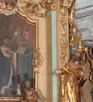 Zdjęcie nr 6: Nastawa ołtarzowa architektoniczna, ustawiona na trzech stopniach; jednoosiowa, jednokondygnacyjna ze zwieńczeniem, na wysokim cokole. Ołtarz drewniany, sarkofagowy, wklęsło-wypukły, zwężający się ku dołowi, zamknięty gzymsem, na cokole. Mensa drewniana. W polu antependium rocaille'owa płycina w formie odwróconego trapezu.  
Retabulum flankowane parą filarów ustawionych pod kątem, na zewnątrz względem lica ołtarza; z pilastrami po wewnętrznej stronie, o kapitelach jońskich i kanelowanych trzonach. Podpory dźwigają imposty, od frontu podtrzymywane przez konsole oraz przerwany, wolutowy przyczółek, na którym siedzi para puttów. Przed filarami cokoły w formie wolut, flankujące ołtarz, z figurami św. Piotra i św. Pawła. W polu środkowym rama w formie stojącego prostokąta zamkniętego stylizowanym łukiem nadwieszonym z uskokiem z obrazem św. Jana Kantego. Zwieńczenie w formie stojącego prostokąta zamkniętego gzymsem przyjmującym kształt łuku segmentowego nadwieszonego; ujęte podwójnymi spływami wolutowymi, których ślimacznice tworzą uszaki. W polu rama w formie stojącego prostokąta o wklęsłych bokach, zamkniętego łukiem półkolistym z uskokiem, z obrazem Wniebowzięcia Najświętszej Marii Panny.
Trzony filarów dekorowane festonami utworzonymi z rocaille'u i ukwieconych gałązek. Rama obrazu w polu środkowym zdobiona po bokach fragmentami rocaille'u, zwieńczona parą uskrzydlonych główek anielskich na obłoku. U spodu obrazu tron wystawienia w formie wspornika podtrzymywanego przez konsolę z rocaille'u. Pole nad obrazem wypełniają fragmenty rocaille'u. Kondygnacja ujęta uszami utworzonymi z ażurowego rocaille'u. Rama zwieńczenia dekorowana fragmentami rocaille u spodu, w partii uskoków i na łuku; flankowana kampanulami. Woluty ujmujące zwieńczenie zdobione rocaille'm. Gzyms wieńczący ze szczytem utworzonym z palmet, flankowany przez dwa rokokowe wazony na skraju. 
Struktura polichromowana w kolorze beżowym, detale na seledynowo i czerwono; ornamentyka, profile, ramy i kanelury złocone.