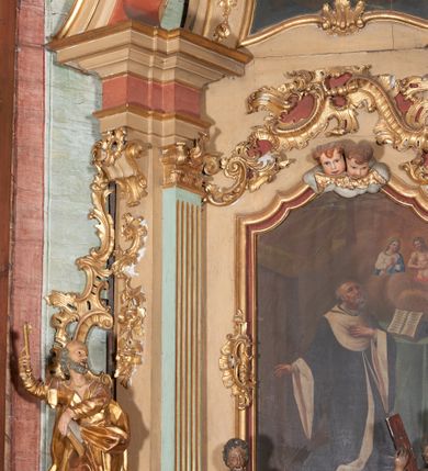 Zdjęcie nr 5: Nastawa ołtarzowa architektoniczna, ustawiona na trzech stopniach; jednoosiowa, jednokondygnacyjna ze zwieńczeniem, na wysokim cokole. Ołtarz drewniany, sarkofagowy, wklęsło-wypukły, zwężający się ku dołowi, zamknięty gzymsem, na cokole. Mensa drewniana. W polu antependium rocaille'owa płycina w formie odwróconego trapezu.  
Retabulum flankowane parą filarów ustawionych pod kątem, na zewnątrz względem lica ołtarza; z pilastrami po wewnętrznej stronie, o kapitelach jońskich i kanelowanych trzonach. Podpory dźwigają imposty, od frontu podtrzymywane przez konsole oraz przerwany, wolutowy przyczółek, na którym siedzi para puttów. Przed filarami cokoły w formie wolut, flankujące ołtarz, z figurami św. Piotra i św. Pawła. W polu środkowym rama w formie stojącego prostokąta zamkniętego stylizowanym łukiem nadwieszonym z uskokiem z obrazem św. Jana Kantego. Zwieńczenie w formie stojącego prostokąta zamkniętego gzymsem przyjmującym kształt łuku segmentowego nadwieszonego; ujęte podwójnymi spływami wolutowymi, których ślimacznice tworzą uszaki. W polu rama w formie stojącego prostokąta o wklęsłych bokach, zamkniętego łukiem półkolistym z uskokiem, z obrazem Wniebowzięcia Najświętszej Marii Panny.
Trzony filarów dekorowane festonami utworzonymi z rocaille'u i ukwieconych gałązek. Rama obrazu w polu środkowym zdobiona po bokach fragmentami rocaille'u, zwieńczona parą uskrzydlonych główek anielskich na obłoku. U spodu obrazu tron wystawienia w formie wspornika podtrzymywanego przez konsolę z rocaille'u. Pole nad obrazem wypełniają fragmenty rocaille'u. Kondygnacja ujęta uszami utworzonymi z ażurowego rocaille'u. Rama zwieńczenia dekorowana fragmentami rocaille u spodu, w partii uskoków i na łuku; flankowana kampanulami. Woluty ujmujące zwieńczenie zdobione rocaille'm. Gzyms wieńczący ze szczytem utworzonym z palmet, flankowany przez dwa rokokowe wazony na skraju. 
Struktura polichromowana w kolorze beżowym, detale na seledynowo i czerwono; ornamentyka, profile, ramy i kanelury złocone.