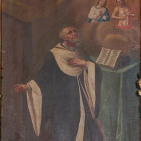 Zdjęcie nr 1: Obraz w formie stojącego prostokąta zamkniętego łukiem segmentowym z uskokiem. W centrum kompozycji postać św. Jana Kantego podczas wizji, w której ukazali mu się Matka Boska i Chrystus (obraz Misericordia Domini). Święty ukazany w pozycji klęczącej, na podeście, zwrócony w trzech czwartych w prawo, z uniesioną głową, lewą dłoń kładzie na piersi, prawą wyciąga w bok. Twarz ma szczupłą, pociągłą, o niskim czole, prostym nosie, dużych oczach skierowanych w górę oraz pełnych ustach. Na głowie widoczna łysina i białe włosy okalające boki. Twarz okolona krótką, gęstą i siwą brodą. Ubrany w czarną togę profesorską z bardzo szerokimi rękawami i białą podszewką, rozchyloną z przodu i opadającą na ziemię. Przed świętym znajduje się stół ustawiony na drewnianym podeście, przykryty zieloną tkaniną, na którym leży otwarta księga oparta o inne dwie. Ponad stołem, pośród rozświetlonych obłoków ukazane półpostacie Matki Boskiej i Chrystusa, zwróconych ku sobie. Maria z rękami złożonymi w geście modlitwy, w białej sukni, zielonym welonie i niebieskim płaszczu. Jezus o nagim torsie z zaznaczonymi śladami męki, przesłonięty czerwonym, rozwianym płaszczem, z koroną cierniową na głowie, lewą ręką błogosławi, prawą wskazuje na ranę w boku. Przed nim, na obłoku stoi kielich. Przed świętym na podeście leży gałązka lilii. Scena ukazana we wnętrzu z widocznym w lewej części obrazu filarem i podwieszoną zieloną tkaniną.