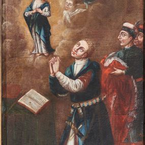 Zdjęcie nr 1: Obraz w formie stojącego prostokąta zamkniętego łukiem falistym z uskokiem. W centrum ukazany św. Kazimierz z orszakiem, klęczący przed stolikiem, nad którym pośród obłoków ukazuje mu się Matka Boska. Święty zwrócony w trzech czwartych prawo, z uniesioną głową oraz uniesionymi rękami o splecionych dłoniach w geście modlitwy. Twarz ma owalną, o uniesionych, łukowatych brwiach, dużych, migdałowatych oczach skierowanych w górę, długim, prostym nosie i małych ustach, z podkreślonym podbródkiem. Włosy ma krótkie i jasne. Ubrany jest w biały żupan, niebieski kontusz przewiązany pasem kontuszowym, przy lewym boku ma zawieszoną karabelę, na nogach czerwone wysokie buty. Za nim stoi dwóch mężczyzn. Na pierwszym planie postać zwrócona w trzech czwartych w prawo, w obu rękach i na ramieniu podtrzymuje czerwony płaszcz królewski podbity gronostajem. Ubrany jest w zielony żupan, przewiązany czerwonym pasem, na nogach ma wysokie czarne buty, a na głowie ma konfederatkę z broszą i piórkiem. Za nim widoczna głowa drugiego mężczyzny, również z konfederatką. Święty Kazimierz klęczy przed stolikiem nakrytym zieloną tkaniną obwiedzioną frędzlą, na którym leży otwarta księga, berło i mitrą książęca. Ponad stolikiem, pośród obłoków przedstawiona niewielkich rozmiarów Maria, ukazana w całej postaci, w pozycji stojącej, zwrócona w trzech czwartych w prawo, z głową skierowaną w lewo oraz dłońmi złożonymi na piersi. Ubrana jest w białą suknię oraz niebieski płaszcz zarzucony na ramiona, wokół głowy ma nimb gwiaździsty. Marię ujmują cztery uskrzydlone główki anielskie. Scena ukazana we wnętrzu, na cieniowanym jasnobrązowym tle, w górnej połowie obraz wypełniony obłokami, rozstępującymi się wokół postaci Marii. 

