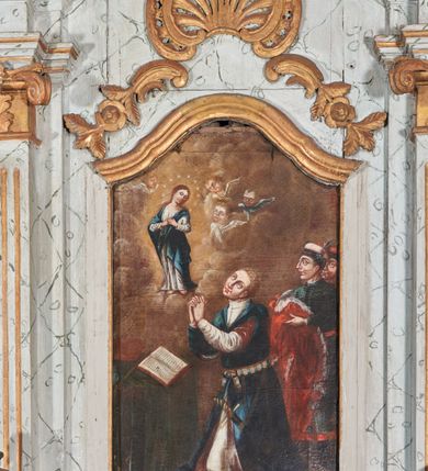 Zdjęcie nr 2: Obraz w formie stojącego prostokąta zamkniętego łukiem falistym z uskokiem. W centrum ukazany św. Kazimierz z orszakiem, klęczący przed stolikiem, nad którym pośród obłoków ukazuje mu się Matka Boska. Święty zwrócony w trzech czwartych prawo, z uniesioną głową oraz uniesionymi rękami o splecionych dłoniach w geście modlitwy. Twarz ma owalną, o uniesionych, łukowatych brwiach, dużych, migdałowatych oczach skierowanych w górę, długim, prostym nosie i małych ustach, z podkreślonym podbródkiem. Włosy ma krótkie i jasne. Ubrany jest w biały żupan, niebieski kontusz przewiązany pasem kontuszowym, przy lewym boku ma zawieszoną karabelę, na nogach czerwone wysokie buty. Za nim stoi dwóch mężczyzn. Na pierwszym planie postać zwrócona w trzech czwartych w prawo, w obu rękach i na ramieniu podtrzymuje czerwony płaszcz królewski podbity gronostajem. Ubrany jest w zielony żupan, przewiązany czerwonym pasem, na nogach ma wysokie czarne buty, a na głowie ma konfederatkę z broszą i piórkiem. Za nim widoczna głowa drugiego mężczyzny, również z konfederatką. Święty Kazimierz klęczy przed stolikiem nakrytym zieloną tkaniną obwiedzioną frędzlą, na którym leży otwarta księga, berło i mitrą książęca. Ponad stolikiem, pośród obłoków przedstawiona niewielkich rozmiarów Maria, ukazana w całej postaci, w pozycji stojącej, zwrócona w trzech czwartych w prawo, z głową skierowaną w lewo oraz dłońmi złożonymi na piersi. Ubrana jest w białą suknię oraz niebieski płaszcz zarzucony na ramiona, wokół głowy ma nimb gwiaździsty. Marię ujmują cztery uskrzydlone główki anielskie. Scena ukazana we wnętrzu, na cieniowanym jasnobrązowym tle, w górnej połowie obraz wypełniony obłokami, rozstępującymi się wokół postaci Marii. 

