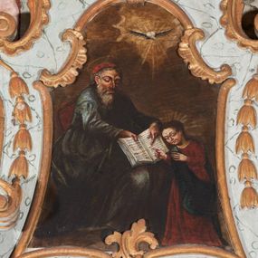 Zdjęcie nr 1: Obraz w formie stojącego prostokąta, o wklęsłych bokach, zamknięty łukiem odcinkowym z uskokiem. W centrum scena ukazująca św. Joachima uczącego Marię przedstawioną jako dziecko. Święty w lewej części obrazu, siedzący w fotelu, zwrócony w trzech czwartych w lewo, z lekko pochyloną głową. Prawą ręką przytrzymuje na kolanach otwartą księgę, lewą zaś wskazuje na tekst w niej zawarty. Twarz ma pociągłą, szczupłą, o starczych rysach, łukowatych brwiach, okrągłych oczach skierowanych w dół, wąskim, garbatym nosie i wąskich ustach; okoloną długą siwą brodą oraz krótkimi włosami. Na głowie ma czerwone nakrycie głowy, ponad nią nimb. Ubrany jest w obfitą, niebieską tunikę, przepasaną w talii oraz zielony płaszcz zarzucony przez lewe przedramię i opadający na kolana. W prawej części obrazu, przed św. Joachimem, ukazana Maria w pozycji stojącej, zwrócona w trzech czwartych w prawo, z pochyloną głową. Obie ręce ma uniesione, prawą dłonią, w geście wskazującym, dotyka księgi. Twarz ma okrągłą, o uniesionych brwiach, okrągłych oczach skierowanych w dół, małym prostym nosie i ustach. Włosy ma długie i brązowe, opadające na plecy. Ubrana jest w długą, czerwoną suknię oraz niebieski płaszcz przerzucony diagonalnie przez prawe ramię. W górnej części obrazu, pośród rozświetlonych obłoków ukazana gołębica Ducha Świętego w glorii promienistej. Postacie ukazane na neutralnym, brązowym tle. 






