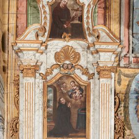 Zdjęcie nr 1: Retabulum podtrzymywane na drewnianej listwie w formie profilowanego wspornika. Nastawa architektoniczna, jednoosiowa, jednokondygnacyjna ze zwieńczeniem, ustawiona na niskim cokole. Retabulum ujęte parą zdwojonych pilastrów o kapitelach kompozytowych i kanelowanych trzonach, dźwigających zdwojone imposty oraz fragmenty przerwanego, falistego przyczółka. Na osi pilastrów ustawione konsole dekorowane rocaille&#039;owymi kartuszami. W polu głównym wnęka w formie stojącego prostokąta zamkniętego łukiem falistym z uskokiem, ujęta profilowaną ramą; z obrazem św. Stanisława Kostki. Rama dekorowana fragmentami ornamentu roślinnego, zwieńczona dwoma uskrzydlonymi główkami anielskimi na obłoku, ponad nimi rocaille ujęty dwoma ornamentalno-roślinnymi zwisami. Poniżej obrazu wspornik dekorowany perełkowaniem, cekinami i żłobkami. Nastawa ujęta uszami utworzonymi z rocaille&#039;u i ornamentu roślinnego. Zwieńczenie retabulum w formie zbliżonej do trapezu, o wklęsłych bokach z wolutowymi uszakami, zamknięte fragmentem gzymsu wyłamanym na kształt łuku odcinkowego nadwieszonego, dekorowane dwoma wazonikami oraz fragmentami rocaille&#039;u i zwisami kwiatowymi. W polu obraz św. Jana z Dukli w formie zbliżonej do zwieńczenia, ujęty wąską ramą dekorowaną rocaille&#039;m. Obraz flankowany kampanulami. Struktura polichromowana na sposób imitujący marmoryzację w kolorze biało-szarym, profile i ornamentyka złocone. Na listwie podtrzymującej nastawę ustawione dwie figury – św. Jana Ewangelisty i niezidentyfikowanego biskupa. 



