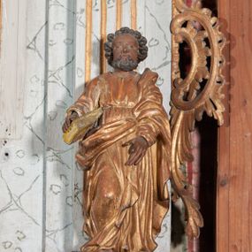 Zdjęcie nr 1: Figura nieopracowana z tyłu; ustawiona na niskiej, nieregularnej podstawie. Święty ukazany frontalnie, z prawą nogą ugiętą, obie ręce wyciąga wprzód, w prawej przytrzymuje księgę. Twarz ma pociągłą, o niewielkich, wąskich oczach, krótkim nosie i małych ustach, okoloną krótkimi, silnie kręconymi włosami i brodą. Ubrany jest w obficie fałdowaną tunikę przepasaną w talii oraz płaszcz zarzucony na lewe ramię i zawinięty z przodu postaci. Polichromia ciała naturalistyczna, szaty złocone. 