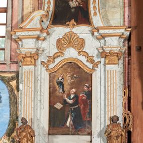 Zdjęcie nr 1: Retabulum podtrzymywane na drewnianej listwie w formie profilowanego wspornika. Nastawa architektoniczna, jednoosiowa, jednokondygnacyjna ze zwieńczeniem. Retabulum ujęte parą zdwojonych pilastrów o kapitelach kompozytowych i kanelowanych trzonach, dźwigających zdwojone imposty oraz jeden fragment przerwanego, falistego przyczółka (drugiego brak). Na osi pilastrów ustawione konsole dekorowane rocaille'owymi kartuszami z figurami niezidentyfikowanych Ewangelistów. W polu głównym wnęka w formie stojącego prostokąta zamkniętego łukiem falistym z uskokiem, zwieńczona fragmentem falistego gzymsu; z obrazem św. Kazimierza. Ponad wnęką rocaille z dwoma ornamentalno-roślinnymi zwisami. Zwieńczenie w formie zbliżonej do trapezu, o wklęsłych bokach z wolutowymi uszakami, zamknięte fragmentem gzymsu wyłamanego na kształt łuku odcinkowego nadwieszonego, dekorowane dwoma wazonikami oraz fragmentami rocaille'u i zwisem kwiatowym. W polu obraz św. Joachima nauczającego Marię w formie zbliżonej do zwieńczenia, ujęty wąską ramą dekorowaną rocaille'm. Obraz flankowany kampanulami. Struktura polichromowana na sposób imitujący marmoryzację w kolorze biało-szarym, profile i ornamentyka złocone. 

 