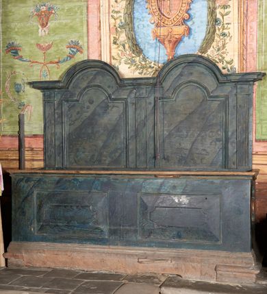 Zdjęcie nr 1: Drewniane stalle, jednorzędowe, na profilowanej podstawie. Przedpiersie dekorowane dwoma płycinami w formie leżącego prostokąta, zakończone profilowanym gzymsem. Zaplecek wysoki, dwuosiowy, wydzielony trzema pilastrami o kanelowanych trzonach dźwigających profilowany gzyms wyłamany na kształt łuku półkolistego nadwieszonego na każdej osi. W polach zaplecka płyciny w formie kwadratów zamkniętych łukami półkolistymi nadwieszonymi. Stalle polichromowane na sposób imitujący marmoryzację w kolorze szaro-niebieskim. 