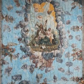 Zdjęcie nr 1: Ściany prezbiterium dekorowane malowanymi zielono-różowymi płycinami w formie stojących prostokątów, ujętymi iluzjonistycznymi ramkami, z malowaną dekoracją w formie kwiatowych festonów w górnej części oraz fantazyjnych dekoracji roślinno-kandelabrowych i wazonów z ornamentem roślinnym w dolnej. Płyciny umieszczone są między oknami ujętymi w malowane prostokątne opaski, pod którymi znajdują się zacheuszki. Na południowej ścianie znajdują się dwa okna, na północnej dwa pozorne okna, z których jedno przesłania ambona. Zacheuszki w formie malowanych migdałowatych medalionów z krzyżami w polach, na iluzjonistycznych wspornikach o klasycyzującej dekoracji, na tle niebieskich owalnych medalionów ujętych u góry wieńcem laurowym i u dołu dekoracją roślinną. Prezbiterium zamknięte trójbocznie, z podkreślonymi polichromią dwiema parami zwielokrotnionych pilastrów, flankujących ołtarz główny. Za ołtarzem, na każdej z trzech ścian analogicznie malowane płyciny. Dolny pas wszystkich ścian prezbiterium opasuje malowany iluzjonistycznie jasnobrązowy i marmoryzowany cokół, dekorowany płycinami w formie leżącego prostokąta i zamknięty profilowaniem. Ściany prezbiterium zamknięte od góry drewnianym gzymsem pokrytym malowanymi iluzjonistycznie elementami profili z kostkowaniem i jajownikiem.
Sklepienie w części prezbiterialnej w formie malowanego nieba, wypełnionego obłokami. Nad gzymsem malowana iluzjonistycznie kamienna balustrada z ośmioma wazonami na cokołach umieszczonych na osiach wydzielających podziały ścian prezbiterium, z motywem stylizowanego biegnącego psa stanowiącym wypełnienie balustrady. Pomiędzy wazonami ukazani jako stojący za balustradą i widoczni w półpostaci aniołowie. Na północnej ścianie anioł trzymający w dłoniach zamknięta koronę, z napisem „PRINCIPATUS” oraz anioł ubrany w zbroję i hełm z białą chorągwią w prawej ręce, podpisany „ARCHANGELI”. Na południowej ścianie anioł ubrany w suknię i płaszcz, który prawą ręką wskazuje niebo, lewą zaś tuli do siebie dziecko, podpisany „ANGELI” oraz anioł ubrany w suknię i płaszcz, który lewą rękę kładzie na piersi, w prawej trzyma miecz skierowany ostrzem w dół, podpisany „DOMINATIONES”. W centralnej części sklepienia ujęta obłokami z malowanym u dołu aniołem scena ekstazy św. Marii Magdaleny. Ukazuje ona omdlewającą na skałach świętą, której towarzyszą aniołowie. Maria Magdalena przedstawiona z profilu, jako siedząca, odchylona w tył, z opadającą głową i rękami. Ubrana w biało-niebieską suknię odsłaniającą ramiona. Włosy ma długie, opadające na plecy i pierś. Nad głową nimb. Za nią i obok niej siedzą dwaj aniołowie, który podtrzymują jej opadające ciało. Przy prawym boku świętej znajduje się krucyfiks, natomiast w dolnej części sceny, na ziemi leżą: czaszka, dyscyplina, otwarta księga i puszka na wonności. W górnej części sceny ukazane rozświetlone niebo, z którego wyłania się wiązka światła, a wokół ukazane są trzy uskrzydlone główki anielskie. Na ścianie zachodniej prezbiterium, nad łukiem tęczowym napis: „Roku Pańskiego 1565 kościół ten zbudowany przez wielmożnego Pana Spytka Jordana, poświęcony przez najjaśniejszego i przewielebnego Pana Tomasza Oborskiego, Biskupa Loadycejskiego, Syfragana Krakowskiego w Roku Pańskim 1634 w dniu 5 czerwca. Odnowiony całkowicie i ozdobiony ołtarzami wraz z organami i chórem przez plebana w Roku pańskim 1778. Odmalowany zaś kosztem tegoż plebana w Roku Pańskim 1802. A[ndrzej] A[ntałkiewicz]”. Za ołtarzem głównym drugi napis: „Restau/rata Hoc / Ecclesia / AD 1777 / Finita 23 / Septembris”.
W korpusie nawowym polichromia o analogicznej formie. Na ścianach północnej i południowej malowane płyciny pomiędzy oknami, okna w malowanych opaskach z zacheuszkami w formie medalionów poniżej. Ściana tęczowa zdobiona malowanymi płycinami, łuk ujęty malowanym en grisaille owocowo-kwiatowym festonem, opadającym na wsporniki z malowanymi iluzjonistycznie elementami architektonicznymi. Ściana zachodnia w dolnej partii malowana analogicznie do ścian bocznych. Natomiast w górnej partii, od poziomu parapetu chóru muzycznego malowana iluzjonistycznie architektura w postaci opilastrowanego muru kamiennego i arkady pośrodku z apsydą o podziałach pilastrowych z malowanymi oknami, na której tle umieszczony jest organ. Zaskrzynienia z malowanymi prostokątnymi płycinami. Filary podtrzymujące zaskrzynienia malowane na sposób imitujący marmoryzację. Podpory podtrzymujące drewniany profilowany gzyms pokryty malowanymi iluzjonistycznie elementami profili z kostkowaniem i jajownikiem. Powyżej sklepienie z malowaną iluzjonistycznie balustradą, z trzech stron (północnej, wschodniej i południowej), analogiczną jak w prezbiterium, z wazonami na cokołach umieszczonymi na osiach podpór i z postaciami. Na ścianie północnej anioł trzymający w dłoniach koronę cierniową z podpisem „VIRTUTES”, anioł trzymający księgę i berło, z podpisem „SERAFIN” oraz anioł trzymający berło, bez podpisu. Na ścianie południowej anioł trzymający buławę, z napisem „POTESTATES”, anioł trzymający miecz skierowany w górę, z napisem „CHERUBIN” i wizerunek św. Franciszka serafickiego podczas stygmatyzacji. Na sklepieniu nawy przedstawione niebo wypełnione obłokami, pośrodku scena Koronacji Najświętszej Marii Panny, zamknięta owalem i otoczona obłokami. Scena ukazuje Chrystusa i Boga Ojca tronujących pośród obłoków z gołębicą Ducha Świętego w glorii promienistej unoszącą się nad nimi. Obaj trzymają koronę nad głową klęczącej poniżej Marii, której nogi spoczywają na globie i sierpie księżyca, a która stopami depcze węża. Grupa otoczona uskrzydlonymi główkami anielskimi, dwoma puttami i aniołem trzymającym w dłoni lilię. 
