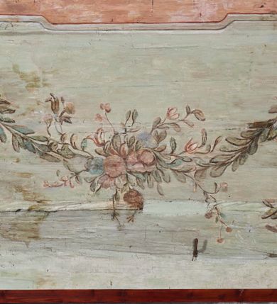 Zdjęcie nr 8: Ściany prezbiterium dekorowane malowanymi zielono-różowymi płycinami w formie stojących prostokątów, ujętymi iluzjonistycznymi ramkami, z malowaną dekoracją w formie kwiatowych festonów w górnej części oraz fantazyjnych dekoracji roślinno-kandelabrowych i wazonów z ornamentem roślinnym w dolnej. Płyciny umieszczone są między oknami ujętymi w malowane prostokątne opaski, pod którymi znajdują się zacheuszki. Na południowej ścianie znajdują się dwa okna, na północnej dwa pozorne okna, z których jedno przesłania ambona. Zacheuszki w formie malowanych migdałowatych medalionów z krzyżami w polach, na iluzjonistycznych wspornikach o klasycyzującej dekoracji, na tle niebieskich owalnych medalionów ujętych u góry wieńcem laurowym i u dołu dekoracją roślinną. Prezbiterium zamknięte trójbocznie, z podkreślonymi polichromią dwiema parami zwielokrotnionych pilastrów, flankujących ołtarz główny. Za ołtarzem, na każdej z trzech ścian analogicznie malowane płyciny. Dolny pas wszystkich ścian prezbiterium opasuje malowany iluzjonistycznie jasnobrązowy i marmoryzowany cokół, dekorowany płycinami w formie leżącego prostokąta i zamknięty profilowaniem. Ściany prezbiterium zamknięte od góry drewnianym gzymsem pokrytym malowanymi iluzjonistycznie elementami profili z kostkowaniem i jajownikiem.
Sklepienie w części prezbiterialnej w formie malowanego nieba, wypełnionego obłokami. Nad gzymsem malowana iluzjonistycznie kamienna balustrada z ośmioma wazonami na cokołach umieszczonych na osiach wydzielających podziały ścian prezbiterium, z motywem stylizowanego biegnącego psa stanowiącym wypełnienie balustrady. Pomiędzy wazonami ukazani jako stojący za balustradą i widoczni w półpostaci aniołowie. Na północnej ścianie anioł trzymający w dłoniach zamknięta koronę, z napisem „PRINCIPATUS” oraz anioł ubrany w zbroję i hełm z białą chorągwią w prawej ręce, podpisany „ARCHANGELI”. Na południowej ścianie anioł ubrany w suknię i płaszcz, który prawą ręką wskazuje niebo, lewą zaś tuli do siebie dziecko, podpisany „ANGELI” oraz anioł ubrany w suknię i płaszcz, który lewą rękę kładzie na piersi, w prawej trzyma miecz skierowany ostrzem w dół, podpisany „DOMINATIONES”. W centralnej części sklepienia ujęta obłokami z malowanym u dołu aniołem scena ekstazy św. Marii Magdaleny. Ukazuje ona omdlewającą na skałach świętą, której towarzyszą aniołowie. Maria Magdalena przedstawiona z profilu, jako siedząca, odchylona w tył, z opadającą głową i rękami. Ubrana w biało-niebieską suknię odsłaniającą ramiona. Włosy ma długie, opadające na plecy i pierś. Nad głową nimb. Za nią i obok niej siedzą dwaj aniołowie, który podtrzymują jej opadające ciało. Przy prawym boku świętej znajduje się krucyfiks, natomiast w dolnej części sceny, na ziemi leżą: czaszka, dyscyplina, otwarta księga i puszka na wonności. W górnej części sceny ukazane rozświetlone niebo, z którego wyłania się wiązka światła, a wokół ukazane są trzy uskrzydlone główki anielskie. Na ścianie zachodniej prezbiterium, nad łukiem tęczowym napis: „Roku Pańskiego 1565 kościół ten zbudowany przez wielmożnego Pana Spytka Jordana, poświęcony przez najjaśniejszego i przewielebnego Pana Tomasza Oborskiego, Biskupa Loadycejskiego, Syfragana Krakowskiego w Roku Pańskim 1634 w dniu 5 czerwca. Odnowiony całkowicie i ozdobiony ołtarzami wraz z organami i chórem przez plebana w Roku pańskim 1778. Odmalowany zaś kosztem tegoż plebana w Roku Pańskim 1802. A[ndrzej] A[ntałkiewicz]”. Za ołtarzem głównym drugi napis: „Restau/rata Hoc / Ecclesia / AD 1777 / Finita 23 / Septembris”.
W korpusie nawowym polichromia o analogicznej formie. Na ścianach północnej i południowej malowane płyciny pomiędzy oknami, okna w malowanych opaskach z zacheuszkami w formie medalionów poniżej. Ściana tęczowa zdobiona malowanymi płycinami, łuk ujęty malowanym en grisaille owocowo-kwiatowym festonem, opadającym na wsporniki z malowanymi iluzjonistycznie elementami architektonicznymi. Ściana zachodnia w dolnej partii malowana analogicznie do ścian bocznych. Natomiast w górnej partii, od poziomu parapetu chóru muzycznego malowana iluzjonistycznie architektura w postaci opilastrowanego muru kamiennego i arkady pośrodku z apsydą o podziałach pilastrowych z malowanymi oknami, na której tle umieszczony jest organ. Zaskrzynienia z malowanymi prostokątnymi płycinami. Filary podtrzymujące zaskrzynienia malowane na sposób imitujący marmoryzację. Podpory podtrzymujące drewniany profilowany gzyms pokryty malowanymi iluzjonistycznie elementami profili z kostkowaniem i jajownikiem. Powyżej sklepienie z malowaną iluzjonistycznie balustradą, z trzech stron (północnej, wschodniej i południowej), analogiczną jak w prezbiterium, z wazonami na cokołach umieszczonymi na osiach podpór i z postaciami. Na ścianie północnej anioł trzymający w dłoniach koronę cierniową z podpisem „VIRTUTES”, anioł trzymający księgę i berło, z podpisem „SERAFIN” oraz anioł trzymający berło, bez podpisu. Na ścianie południowej anioł trzymający buławę, z napisem „POTESTATES”, anioł trzymający miecz skierowany w górę, z napisem „CHERUBIN” i wizerunek św. Franciszka serafickiego podczas stygmatyzacji. Na sklepieniu nawy przedstawione niebo wypełnione obłokami, pośrodku scena Koronacji Najświętszej Marii Panny, zamknięta owalem i otoczona obłokami. Scena ukazuje Chrystusa i Boga Ojca tronujących pośród obłoków z gołębicą Ducha Świętego w glorii promienistej unoszącą się nad nimi. Obaj trzymają koronę nad głową klęczącej poniżej Marii, której nogi spoczywają na globie i sierpie księżyca, a która stopami depcze węża. Grupa otoczona uskrzydlonymi główkami anielskimi, dwoma puttami i aniołem trzymającym w dłoni lilię. 
