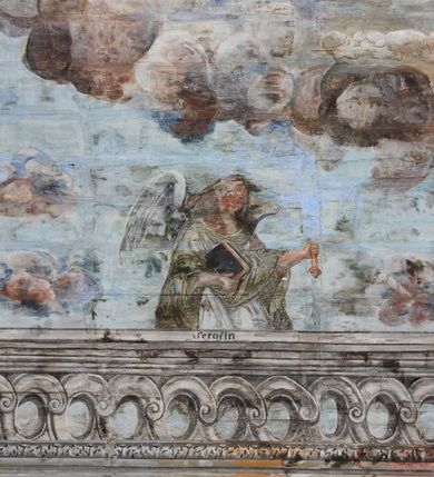 Zdjęcie nr 10: Ściany prezbiterium dekorowane malowanymi zielono-różowymi płycinami w formie stojących prostokątów, ujętymi iluzjonistycznymi ramkami, z malowaną dekoracją w formie kwiatowych festonów w górnej części oraz fantazyjnych dekoracji roślinno-kandelabrowych i wazonów z ornamentem roślinnym w dolnej. Płyciny umieszczone są między oknami ujętymi w malowane prostokątne opaski, pod którymi znajdują się zacheuszki. Na południowej ścianie znajdują się dwa okna, na północnej dwa pozorne okna, z których jedno przesłania ambona. Zacheuszki w formie malowanych migdałowatych medalionów z krzyżami w polach, na iluzjonistycznych wspornikach o klasycyzującej dekoracji, na tle niebieskich owalnych medalionów ujętych u góry wieńcem laurowym i u dołu dekoracją roślinną. Prezbiterium zamknięte trójbocznie, z podkreślonymi polichromią dwiema parami zwielokrotnionych pilastrów, flankujących ołtarz główny. Za ołtarzem, na każdej z trzech ścian analogicznie malowane płyciny. Dolny pas wszystkich ścian prezbiterium opasuje malowany iluzjonistycznie jasnobrązowy i marmoryzowany cokół, dekorowany płycinami w formie leżącego prostokąta i zamknięty profilowaniem. Ściany prezbiterium zamknięte od góry drewnianym gzymsem pokrytym malowanymi iluzjonistycznie elementami profili z kostkowaniem i jajownikiem.
Sklepienie w części prezbiterialnej w formie malowanego nieba, wypełnionego obłokami. Nad gzymsem malowana iluzjonistycznie kamienna balustrada z ośmioma wazonami na cokołach umieszczonych na osiach wydzielających podziały ścian prezbiterium, z motywem stylizowanego biegnącego psa stanowiącym wypełnienie balustrady. Pomiędzy wazonami ukazani jako stojący za balustradą i widoczni w półpostaci aniołowie. Na północnej ścianie anioł trzymający w dłoniach zamknięta koronę, z napisem „PRINCIPATUS” oraz anioł ubrany w zbroję i hełm z białą chorągwią w prawej ręce, podpisany „ARCHANGELI”. Na południowej ścianie anioł ubrany w suknię i płaszcz, który prawą ręką wskazuje niebo, lewą zaś tuli do siebie dziecko, podpisany „ANGELI” oraz anioł ubrany w suknię i płaszcz, który lewą rękę kładzie na piersi, w prawej trzyma miecz skierowany ostrzem w dół, podpisany „DOMINATIONES”. W centralnej części sklepienia ujęta obłokami z malowanym u dołu aniołem scena ekstazy św. Marii Magdaleny. Ukazuje ona omdlewającą na skałach świętą, której towarzyszą aniołowie. Maria Magdalena przedstawiona z profilu, jako siedząca, odchylona w tył, z opadającą głową i rękami. Ubrana w biało-niebieską suknię odsłaniającą ramiona. Włosy ma długie, opadające na plecy i pierś. Nad głową nimb. Za nią i obok niej siedzą dwaj aniołowie, który podtrzymują jej opadające ciało. Przy prawym boku świętej znajduje się krucyfiks, natomiast w dolnej części sceny, na ziemi leżą: czaszka, dyscyplina, otwarta księga i puszka na wonności. W górnej części sceny ukazane rozświetlone niebo, z którego wyłania się wiązka światła, a wokół ukazane są trzy uskrzydlone główki anielskie. Na ścianie zachodniej prezbiterium, nad łukiem tęczowym napis: „Roku Pańskiego 1565 kościół ten zbudowany przez wielmożnego Pana Spytka Jordana, poświęcony przez najjaśniejszego i przewielebnego Pana Tomasza Oborskiego, Biskupa Loadycejskiego, Syfragana Krakowskiego w Roku Pańskim 1634 w dniu 5 czerwca. Odnowiony całkowicie i ozdobiony ołtarzami wraz z organami i chórem przez plebana w Roku pańskim 1778. Odmalowany zaś kosztem tegoż plebana w Roku Pańskim 1802. A[ndrzej] A[ntałkiewicz]”. Za ołtarzem głównym drugi napis: „Restau/rata Hoc / Ecclesia / AD 1777 / Finita 23 / Septembris”.
W korpusie nawowym polichromia o analogicznej formie. Na ścianach północnej i południowej malowane płyciny pomiędzy oknami, okna w malowanych opaskach z zacheuszkami w formie medalionów poniżej. Ściana tęczowa zdobiona malowanymi płycinami, łuk ujęty malowanym en grisaille owocowo-kwiatowym festonem, opadającym na wsporniki z malowanymi iluzjonistycznie elementami architektonicznymi. Ściana zachodnia w dolnej partii malowana analogicznie do ścian bocznych. Natomiast w górnej partii, od poziomu parapetu chóru muzycznego malowana iluzjonistycznie architektura w postaci opilastrowanego muru kamiennego i arkady pośrodku z apsydą o podziałach pilastrowych z malowanymi oknami, na której tle umieszczony jest organ. Zaskrzynienia z malowanymi prostokątnymi płycinami. Filary podtrzymujące zaskrzynienia malowane na sposób imitujący marmoryzację. Podpory podtrzymujące drewniany profilowany gzyms pokryty malowanymi iluzjonistycznie elementami profili z kostkowaniem i jajownikiem. Powyżej sklepienie z malowaną iluzjonistycznie balustradą, z trzech stron (północnej, wschodniej i południowej), analogiczną jak w prezbiterium, z wazonami na cokołach umieszczonymi na osiach podpór i z postaciami. Na ścianie północnej anioł trzymający w dłoniach koronę cierniową z podpisem „VIRTUTES”, anioł trzymający księgę i berło, z podpisem „SERAFIN” oraz anioł trzymający berło, bez podpisu. Na ścianie południowej anioł trzymający buławę, z napisem „POTESTATES”, anioł trzymający miecz skierowany w górę, z napisem „CHERUBIN” i wizerunek św. Franciszka serafickiego podczas stygmatyzacji. Na sklepieniu nawy przedstawione niebo wypełnione obłokami, pośrodku scena Koronacji Najświętszej Marii Panny, zamknięta owalem i otoczona obłokami. Scena ukazuje Chrystusa i Boga Ojca tronujących pośród obłoków z gołębicą Ducha Świętego w glorii promienistej unoszącą się nad nimi. Obaj trzymają koronę nad głową klęczącej poniżej Marii, której nogi spoczywają na globie i sierpie księżyca, a która stopami depcze węża. Grupa otoczona uskrzydlonymi główkami anielskimi, dwoma puttami i aniołem trzymającym w dłoni lilię. 
