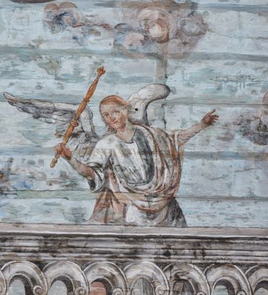 Zdjęcie nr 12: Ściany prezbiterium dekorowane malowanymi zielono-różowymi płycinami w formie stojących prostokątów, ujętymi iluzjonistycznymi ramkami, z malowaną dekoracją w formie kwiatowych festonów w górnej części oraz fantazyjnych dekoracji roślinno-kandelabrowych i wazonów z ornamentem roślinnym w dolnej. Płyciny umieszczone są między oknami ujętymi w malowane prostokątne opaski, pod którymi znajdują się zacheuszki. Na południowej ścianie znajdują się dwa okna, na północnej dwa pozorne okna, z których jedno przesłania ambona. Zacheuszki w formie malowanych migdałowatych medalionów z krzyżami w polach, na iluzjonistycznych wspornikach o klasycyzującej dekoracji, na tle niebieskich owalnych medalionów ujętych u góry wieńcem laurowym i u dołu dekoracją roślinną. Prezbiterium zamknięte trójbocznie, z podkreślonymi polichromią dwiema parami zwielokrotnionych pilastrów, flankujących ołtarz główny. Za ołtarzem, na każdej z trzech ścian analogicznie malowane płyciny. Dolny pas wszystkich ścian prezbiterium opasuje malowany iluzjonistycznie jasnobrązowy i marmoryzowany cokół, dekorowany płycinami w formie leżącego prostokąta i zamknięty profilowaniem. Ściany prezbiterium zamknięte od góry drewnianym gzymsem pokrytym malowanymi iluzjonistycznie elementami profili z kostkowaniem i jajownikiem.
Sklepienie w części prezbiterialnej w formie malowanego nieba, wypełnionego obłokami. Nad gzymsem malowana iluzjonistycznie kamienna balustrada z ośmioma wazonami na cokołach umieszczonych na osiach wydzielających podziały ścian prezbiterium, z motywem stylizowanego biegnącego psa stanowiącym wypełnienie balustrady. Pomiędzy wazonami ukazani jako stojący za balustradą i widoczni w półpostaci aniołowie. Na północnej ścianie anioł trzymający w dłoniach zamknięta koronę, z napisem „PRINCIPATUS” oraz anioł ubrany w zbroję i hełm z białą chorągwią w prawej ręce, podpisany „ARCHANGELI”. Na południowej ścianie anioł ubrany w suknię i płaszcz, który prawą ręką wskazuje niebo, lewą zaś tuli do siebie dziecko, podpisany „ANGELI” oraz anioł ubrany w suknię i płaszcz, który lewą rękę kładzie na piersi, w prawej trzyma miecz skierowany ostrzem w dół, podpisany „DOMINATIONES”. W centralnej części sklepienia ujęta obłokami z malowanym u dołu aniołem scena ekstazy św. Marii Magdaleny. Ukazuje ona omdlewającą na skałach świętą, której towarzyszą aniołowie. Maria Magdalena przedstawiona z profilu, jako siedząca, odchylona w tył, z opadającą głową i rękami. Ubrana w biało-niebieską suknię odsłaniającą ramiona. Włosy ma długie, opadające na plecy i pierś. Nad głową nimb. Za nią i obok niej siedzą dwaj aniołowie, który podtrzymują jej opadające ciało. Przy prawym boku świętej znajduje się krucyfiks, natomiast w dolnej części sceny, na ziemi leżą: czaszka, dyscyplina, otwarta księga i puszka na wonności. W górnej części sceny ukazane rozświetlone niebo, z którego wyłania się wiązka światła, a wokół ukazane są trzy uskrzydlone główki anielskie. Na ścianie zachodniej prezbiterium, nad łukiem tęczowym napis: „Roku Pańskiego 1565 kościół ten zbudowany przez wielmożnego Pana Spytka Jordana, poświęcony przez najjaśniejszego i przewielebnego Pana Tomasza Oborskiego, Biskupa Loadycejskiego, Syfragana Krakowskiego w Roku Pańskim 1634 w dniu 5 czerwca. Odnowiony całkowicie i ozdobiony ołtarzami wraz z organami i chórem przez plebana w Roku pańskim 1778. Odmalowany zaś kosztem tegoż plebana w Roku Pańskim 1802. A[ndrzej] A[ntałkiewicz]”. Za ołtarzem głównym drugi napis: „Restau/rata Hoc / Ecclesia / AD 1777 / Finita 23 / Septembris”.
W korpusie nawowym polichromia o analogicznej formie. Na ścianach północnej i południowej malowane płyciny pomiędzy oknami, okna w malowanych opaskach z zacheuszkami w formie medalionów poniżej. Ściana tęczowa zdobiona malowanymi płycinami, łuk ujęty malowanym en grisaille owocowo-kwiatowym festonem, opadającym na wsporniki z malowanymi iluzjonistycznie elementami architektonicznymi. Ściana zachodnia w dolnej partii malowana analogicznie do ścian bocznych. Natomiast w górnej partii, od poziomu parapetu chóru muzycznego malowana iluzjonistycznie architektura w postaci opilastrowanego muru kamiennego i arkady pośrodku z apsydą o podziałach pilastrowych z malowanymi oknami, na której tle umieszczony jest organ. Zaskrzynienia z malowanymi prostokątnymi płycinami. Filary podtrzymujące zaskrzynienia malowane na sposób imitujący marmoryzację. Podpory podtrzymujące drewniany profilowany gzyms pokryty malowanymi iluzjonistycznie elementami profili z kostkowaniem i jajownikiem. Powyżej sklepienie z malowaną iluzjonistycznie balustradą, z trzech stron (północnej, wschodniej i południowej), analogiczną jak w prezbiterium, z wazonami na cokołach umieszczonymi na osiach podpór i z postaciami. Na ścianie północnej anioł trzymający w dłoniach koronę cierniową z podpisem „VIRTUTES”, anioł trzymający księgę i berło, z podpisem „SERAFIN” oraz anioł trzymający berło, bez podpisu. Na ścianie południowej anioł trzymający buławę, z napisem „POTESTATES”, anioł trzymający miecz skierowany w górę, z napisem „CHERUBIN” i wizerunek św. Franciszka serafickiego podczas stygmatyzacji. Na sklepieniu nawy przedstawione niebo wypełnione obłokami, pośrodku scena Koronacji Najświętszej Marii Panny, zamknięta owalem i otoczona obłokami. Scena ukazuje Chrystusa i Boga Ojca tronujących pośród obłoków z gołębicą Ducha Świętego w glorii promienistej unoszącą się nad nimi. Obaj trzymają koronę nad głową klęczącej poniżej Marii, której nogi spoczywają na globie i sierpie księżyca, a która stopami depcze węża. Grupa otoczona uskrzydlonymi główkami anielskimi, dwoma puttami i aniołem trzymającym w dłoni lilię. 
