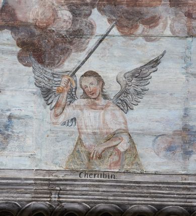 Zdjęcie nr 14: Ściany prezbiterium dekorowane malowanymi zielono-różowymi płycinami w formie stojących prostokątów, ujętymi iluzjonistycznymi ramkami, z malowaną dekoracją w formie kwiatowych festonów w górnej części oraz fantazyjnych dekoracji roślinno-kandelabrowych i wazonów z ornamentem roślinnym w dolnej. Płyciny umieszczone są między oknami ujętymi w malowane prostokątne opaski, pod którymi znajdują się zacheuszki. Na południowej ścianie znajdują się dwa okna, na północnej dwa pozorne okna, z których jedno przesłania ambona. Zacheuszki w formie malowanych migdałowatych medalionów z krzyżami w polach, na iluzjonistycznych wspornikach o klasycyzującej dekoracji, na tle niebieskich owalnych medalionów ujętych u góry wieńcem laurowym i u dołu dekoracją roślinną. Prezbiterium zamknięte trójbocznie, z podkreślonymi polichromią dwiema parami zwielokrotnionych pilastrów, flankujących ołtarz główny. Za ołtarzem, na każdej z trzech ścian analogicznie malowane płyciny. Dolny pas wszystkich ścian prezbiterium opasuje malowany iluzjonistycznie jasnobrązowy i marmoryzowany cokół, dekorowany płycinami w formie leżącego prostokąta i zamknięty profilowaniem. Ściany prezbiterium zamknięte od góry drewnianym gzymsem pokrytym malowanymi iluzjonistycznie elementami profili z kostkowaniem i jajownikiem.
Sklepienie w części prezbiterialnej w formie malowanego nieba, wypełnionego obłokami. Nad gzymsem malowana iluzjonistycznie kamienna balustrada z ośmioma wazonami na cokołach umieszczonych na osiach wydzielających podziały ścian prezbiterium, z motywem stylizowanego biegnącego psa stanowiącym wypełnienie balustrady. Pomiędzy wazonami ukazani jako stojący za balustradą i widoczni w półpostaci aniołowie. Na północnej ścianie anioł trzymający w dłoniach zamknięta koronę, z napisem „PRINCIPATUS” oraz anioł ubrany w zbroję i hełm z białą chorągwią w prawej ręce, podpisany „ARCHANGELI”. Na południowej ścianie anioł ubrany w suknię i płaszcz, który prawą ręką wskazuje niebo, lewą zaś tuli do siebie dziecko, podpisany „ANGELI” oraz anioł ubrany w suknię i płaszcz, który lewą rękę kładzie na piersi, w prawej trzyma miecz skierowany ostrzem w dół, podpisany „DOMINATIONES”. W centralnej części sklepienia ujęta obłokami z malowanym u dołu aniołem scena ekstazy św. Marii Magdaleny. Ukazuje ona omdlewającą na skałach świętą, której towarzyszą aniołowie. Maria Magdalena przedstawiona z profilu, jako siedząca, odchylona w tył, z opadającą głową i rękami. Ubrana w biało-niebieską suknię odsłaniającą ramiona. Włosy ma długie, opadające na plecy i pierś. Nad głową nimb. Za nią i obok niej siedzą dwaj aniołowie, który podtrzymują jej opadające ciało. Przy prawym boku świętej znajduje się krucyfiks, natomiast w dolnej części sceny, na ziemi leżą: czaszka, dyscyplina, otwarta księga i puszka na wonności. W górnej części sceny ukazane rozświetlone niebo, z którego wyłania się wiązka światła, a wokół ukazane są trzy uskrzydlone główki anielskie. Na ścianie zachodniej prezbiterium, nad łukiem tęczowym napis: „Roku Pańskiego 1565 kościół ten zbudowany przez wielmożnego Pana Spytka Jordana, poświęcony przez najjaśniejszego i przewielebnego Pana Tomasza Oborskiego, Biskupa Loadycejskiego, Syfragana Krakowskiego w Roku Pańskim 1634 w dniu 5 czerwca. Odnowiony całkowicie i ozdobiony ołtarzami wraz z organami i chórem przez plebana w Roku pańskim 1778. Odmalowany zaś kosztem tegoż plebana w Roku Pańskim 1802. A[ndrzej] A[ntałkiewicz]”. Za ołtarzem głównym drugi napis: „Restau/rata Hoc / Ecclesia / AD 1777 / Finita 23 / Septembris”.
W korpusie nawowym polichromia o analogicznej formie. Na ścianach północnej i południowej malowane płyciny pomiędzy oknami, okna w malowanych opaskach z zacheuszkami w formie medalionów poniżej. Ściana tęczowa zdobiona malowanymi płycinami, łuk ujęty malowanym en grisaille owocowo-kwiatowym festonem, opadającym na wsporniki z malowanymi iluzjonistycznie elementami architektonicznymi. Ściana zachodnia w dolnej partii malowana analogicznie do ścian bocznych. Natomiast w górnej partii, od poziomu parapetu chóru muzycznego malowana iluzjonistycznie architektura w postaci opilastrowanego muru kamiennego i arkady pośrodku z apsydą o podziałach pilastrowych z malowanymi oknami, na której tle umieszczony jest organ. Zaskrzynienia z malowanymi prostokątnymi płycinami. Filary podtrzymujące zaskrzynienia malowane na sposób imitujący marmoryzację. Podpory podtrzymujące drewniany profilowany gzyms pokryty malowanymi iluzjonistycznie elementami profili z kostkowaniem i jajownikiem. Powyżej sklepienie z malowaną iluzjonistycznie balustradą, z trzech stron (północnej, wschodniej i południowej), analogiczną jak w prezbiterium, z wazonami na cokołach umieszczonymi na osiach podpór i z postaciami. Na ścianie północnej anioł trzymający w dłoniach koronę cierniową z podpisem „VIRTUTES”, anioł trzymający księgę i berło, z podpisem „SERAFIN” oraz anioł trzymający berło, bez podpisu. Na ścianie południowej anioł trzymający buławę, z napisem „POTESTATES”, anioł trzymający miecz skierowany w górę, z napisem „CHERUBIN” i wizerunek św. Franciszka serafickiego podczas stygmatyzacji. Na sklepieniu nawy przedstawione niebo wypełnione obłokami, pośrodku scena Koronacji Najświętszej Marii Panny, zamknięta owalem i otoczona obłokami. Scena ukazuje Chrystusa i Boga Ojca tronujących pośród obłoków z gołębicą Ducha Świętego w glorii promienistej unoszącą się nad nimi. Obaj trzymają koronę nad głową klęczącej poniżej Marii, której nogi spoczywają na globie i sierpie księżyca, a która stopami depcze węża. Grupa otoczona uskrzydlonymi główkami anielskimi, dwoma puttami i aniołem trzymającym w dłoni lilię. 
