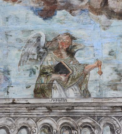 Zdjęcie nr 13: Ściany prezbiterium dekorowane malowanymi zielono-różowymi płycinami w formie stojących prostokątów, ujętymi iluzjonistycznymi ramkami, z malowaną dekoracją w formie kwiatowych festonów w górnej części oraz fantazyjnych dekoracji roślinno-kandelabrowych i wazonów z ornamentem roślinnym w dolnej. Płyciny umieszczone są między oknami ujętymi w malowane prostokątne opaski, pod którymi znajdują się zacheuszki. Na południowej ścianie znajdują się dwa okna, na północnej dwa pozorne okna, z których jedno przesłania ambona. Zacheuszki w formie malowanych migdałowatych medalionów z krzyżami w polach, na iluzjonistycznych wspornikach o klasycyzującej dekoracji, na tle niebieskich owalnych medalionów ujętych u góry wieńcem laurowym i u dołu dekoracją roślinną. Prezbiterium zamknięte trójbocznie, z podkreślonymi polichromią dwiema parami zwielokrotnionych pilastrów, flankujących ołtarz główny. Za ołtarzem, na każdej z trzech ścian analogicznie malowane płyciny. Dolny pas wszystkich ścian prezbiterium opasuje malowany iluzjonistycznie jasnobrązowy i marmoryzowany cokół, dekorowany płycinami w formie leżącego prostokąta i zamknięty profilowaniem. Ściany prezbiterium zamknięte od góry drewnianym gzymsem pokrytym malowanymi iluzjonistycznie elementami profili z kostkowaniem i jajownikiem.
Sklepienie w części prezbiterialnej w formie malowanego nieba, wypełnionego obłokami. Nad gzymsem malowana iluzjonistycznie kamienna balustrada z ośmioma wazonami na cokołach umieszczonych na osiach wydzielających podziały ścian prezbiterium, z motywem stylizowanego biegnącego psa stanowiącym wypełnienie balustrady. Pomiędzy wazonami ukazani jako stojący za balustradą i widoczni w półpostaci aniołowie. Na północnej ścianie anioł trzymający w dłoniach zamknięta koronę, z napisem „PRINCIPATUS” oraz anioł ubrany w zbroję i hełm z białą chorągwią w prawej ręce, podpisany „ARCHANGELI”. Na południowej ścianie anioł ubrany w suknię i płaszcz, który prawą ręką wskazuje niebo, lewą zaś tuli do siebie dziecko, podpisany „ANGELI” oraz anioł ubrany w suknię i płaszcz, który lewą rękę kładzie na piersi, w prawej trzyma miecz skierowany ostrzem w dół, podpisany „DOMINATIONES”. W centralnej części sklepienia ujęta obłokami z malowanym u dołu aniołem scena ekstazy św. Marii Magdaleny. Ukazuje ona omdlewającą na skałach świętą, której towarzyszą aniołowie. Maria Magdalena przedstawiona z profilu, jako siedząca, odchylona w tył, z opadającą głową i rękami. Ubrana w biało-niebieską suknię odsłaniającą ramiona. Włosy ma długie, opadające na plecy i pierś. Nad głową nimb. Za nią i obok niej siedzą dwaj aniołowie, który podtrzymują jej opadające ciało. Przy prawym boku świętej znajduje się krucyfiks, natomiast w dolnej części sceny, na ziemi leżą: czaszka, dyscyplina, otwarta księga i puszka na wonności. W górnej części sceny ukazane rozświetlone niebo, z którego wyłania się wiązka światła, a wokół ukazane są trzy uskrzydlone główki anielskie. Na ścianie zachodniej prezbiterium, nad łukiem tęczowym napis: „Roku Pańskiego 1565 kościół ten zbudowany przez wielmożnego Pana Spytka Jordana, poświęcony przez najjaśniejszego i przewielebnego Pana Tomasza Oborskiego, Biskupa Loadycejskiego, Syfragana Krakowskiego w Roku Pańskim 1634 w dniu 5 czerwca. Odnowiony całkowicie i ozdobiony ołtarzami wraz z organami i chórem przez plebana w Roku pańskim 1778. Odmalowany zaś kosztem tegoż plebana w Roku Pańskim 1802. A[ndrzej] A[ntałkiewicz]”. Za ołtarzem głównym drugi napis: „Restau/rata Hoc / Ecclesia / AD 1777 / Finita 23 / Septembris”.
W korpusie nawowym polichromia o analogicznej formie. Na ścianach północnej i południowej malowane płyciny pomiędzy oknami, okna w malowanych opaskach z zacheuszkami w formie medalionów poniżej. Ściana tęczowa zdobiona malowanymi płycinami, łuk ujęty malowanym en grisaille owocowo-kwiatowym festonem, opadającym na wsporniki z malowanymi iluzjonistycznie elementami architektonicznymi. Ściana zachodnia w dolnej partii malowana analogicznie do ścian bocznych. Natomiast w górnej partii, od poziomu parapetu chóru muzycznego malowana iluzjonistycznie architektura w postaci opilastrowanego muru kamiennego i arkady pośrodku z apsydą o podziałach pilastrowych z malowanymi oknami, na której tle umieszczony jest organ. Zaskrzynienia z malowanymi prostokątnymi płycinami. Filary podtrzymujące zaskrzynienia malowane na sposób imitujący marmoryzację. Podpory podtrzymujące drewniany profilowany gzyms pokryty malowanymi iluzjonistycznie elementami profili z kostkowaniem i jajownikiem. Powyżej sklepienie z malowaną iluzjonistycznie balustradą, z trzech stron (północnej, wschodniej i południowej), analogiczną jak w prezbiterium, z wazonami na cokołach umieszczonymi na osiach podpór i z postaciami. Na ścianie północnej anioł trzymający w dłoniach koronę cierniową z podpisem „VIRTUTES”, anioł trzymający księgę i berło, z podpisem „SERAFIN” oraz anioł trzymający berło, bez podpisu. Na ścianie południowej anioł trzymający buławę, z napisem „POTESTATES”, anioł trzymający miecz skierowany w górę, z napisem „CHERUBIN” i wizerunek św. Franciszka serafickiego podczas stygmatyzacji. Na sklepieniu nawy przedstawione niebo wypełnione obłokami, pośrodku scena Koronacji Najświętszej Marii Panny, zamknięta owalem i otoczona obłokami. Scena ukazuje Chrystusa i Boga Ojca tronujących pośród obłoków z gołębicą Ducha Świętego w glorii promienistej unoszącą się nad nimi. Obaj trzymają koronę nad głową klęczącej poniżej Marii, której nogi spoczywają na globie i sierpie księżyca, a która stopami depcze węża. Grupa otoczona uskrzydlonymi główkami anielskimi, dwoma puttami i aniołem trzymającym w dłoni lilię. 
