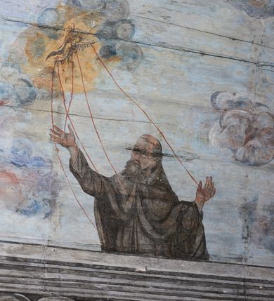 Zdjęcie nr 16: Ściany prezbiterium dekorowane malowanymi zielono-różowymi płycinami w formie stojących prostokątów, ujętymi iluzjonistycznymi ramkami, z malowaną dekoracją w formie kwiatowych festonów w górnej części oraz fantazyjnych dekoracji roślinno-kandelabrowych i wazonów z ornamentem roślinnym w dolnej. Płyciny umieszczone są między oknami ujętymi w malowane prostokątne opaski, pod którymi znajdują się zacheuszki. Na południowej ścianie znajdują się dwa okna, na północnej dwa pozorne okna, z których jedno przesłania ambona. Zacheuszki w formie malowanych migdałowatych medalionów z krzyżami w polach, na iluzjonistycznych wspornikach o klasycyzującej dekoracji, na tle niebieskich owalnych medalionów ujętych u góry wieńcem laurowym i u dołu dekoracją roślinną. Prezbiterium zamknięte trójbocznie, z podkreślonymi polichromią dwiema parami zwielokrotnionych pilastrów, flankujących ołtarz główny. Za ołtarzem, na każdej z trzech ścian analogicznie malowane płyciny. Dolny pas wszystkich ścian prezbiterium opasuje malowany iluzjonistycznie jasnobrązowy i marmoryzowany cokół, dekorowany płycinami w formie leżącego prostokąta i zamknięty profilowaniem. Ściany prezbiterium zamknięte od góry drewnianym gzymsem pokrytym malowanymi iluzjonistycznie elementami profili z kostkowaniem i jajownikiem.
Sklepienie w części prezbiterialnej w formie malowanego nieba, wypełnionego obłokami. Nad gzymsem malowana iluzjonistycznie kamienna balustrada z ośmioma wazonami na cokołach umieszczonych na osiach wydzielających podziały ścian prezbiterium, z motywem stylizowanego biegnącego psa stanowiącym wypełnienie balustrady. Pomiędzy wazonami ukazani jako stojący za balustradą i widoczni w półpostaci aniołowie. Na północnej ścianie anioł trzymający w dłoniach zamknięta koronę, z napisem „PRINCIPATUS” oraz anioł ubrany w zbroję i hełm z białą chorągwią w prawej ręce, podpisany „ARCHANGELI”. Na południowej ścianie anioł ubrany w suknię i płaszcz, który prawą ręką wskazuje niebo, lewą zaś tuli do siebie dziecko, podpisany „ANGELI” oraz anioł ubrany w suknię i płaszcz, który lewą rękę kładzie na piersi, w prawej trzyma miecz skierowany ostrzem w dół, podpisany „DOMINATIONES”. W centralnej części sklepienia ujęta obłokami z malowanym u dołu aniołem scena ekstazy św. Marii Magdaleny. Ukazuje ona omdlewającą na skałach świętą, której towarzyszą aniołowie. Maria Magdalena przedstawiona z profilu, jako siedząca, odchylona w tył, z opadającą głową i rękami. Ubrana w biało-niebieską suknię odsłaniającą ramiona. Włosy ma długie, opadające na plecy i pierś. Nad głową nimb. Za nią i obok niej siedzą dwaj aniołowie, który podtrzymują jej opadające ciało. Przy prawym boku świętej znajduje się krucyfiks, natomiast w dolnej części sceny, na ziemi leżą: czaszka, dyscyplina, otwarta księga i puszka na wonności. W górnej części sceny ukazane rozświetlone niebo, z którego wyłania się wiązka światła, a wokół ukazane są trzy uskrzydlone główki anielskie. Na ścianie zachodniej prezbiterium, nad łukiem tęczowym napis: „Roku Pańskiego 1565 kościół ten zbudowany przez wielmożnego Pana Spytka Jordana, poświęcony przez najjaśniejszego i przewielebnego Pana Tomasza Oborskiego, Biskupa Loadycejskiego, Syfragana Krakowskiego w Roku Pańskim 1634 w dniu 5 czerwca. Odnowiony całkowicie i ozdobiony ołtarzami wraz z organami i chórem przez plebana w Roku pańskim 1778. Odmalowany zaś kosztem tegoż plebana w Roku Pańskim 1802. A[ndrzej] A[ntałkiewicz]”. Za ołtarzem głównym drugi napis: „Restau/rata Hoc / Ecclesia / AD 1777 / Finita 23 / Septembris”.
W korpusie nawowym polichromia o analogicznej formie. Na ścianach północnej i południowej malowane płyciny pomiędzy oknami, okna w malowanych opaskach z zacheuszkami w formie medalionów poniżej. Ściana tęczowa zdobiona malowanymi płycinami, łuk ujęty malowanym en grisaille owocowo-kwiatowym festonem, opadającym na wsporniki z malowanymi iluzjonistycznie elementami architektonicznymi. Ściana zachodnia w dolnej partii malowana analogicznie do ścian bocznych. Natomiast w górnej partii, od poziomu parapetu chóru muzycznego malowana iluzjonistycznie architektura w postaci opilastrowanego muru kamiennego i arkady pośrodku z apsydą o podziałach pilastrowych z malowanymi oknami, na której tle umieszczony jest organ. Zaskrzynienia z malowanymi prostokątnymi płycinami. Filary podtrzymujące zaskrzynienia malowane na sposób imitujący marmoryzację. Podpory podtrzymujące drewniany profilowany gzyms pokryty malowanymi iluzjonistycznie elementami profili z kostkowaniem i jajownikiem. Powyżej sklepienie z malowaną iluzjonistycznie balustradą, z trzech stron (północnej, wschodniej i południowej), analogiczną jak w prezbiterium, z wazonami na cokołach umieszczonymi na osiach podpór i z postaciami. Na ścianie północnej anioł trzymający w dłoniach koronę cierniową z podpisem „VIRTUTES”, anioł trzymający księgę i berło, z podpisem „SERAFIN” oraz anioł trzymający berło, bez podpisu. Na ścianie południowej anioł trzymający buławę, z napisem „POTESTATES”, anioł trzymający miecz skierowany w górę, z napisem „CHERUBIN” i wizerunek św. Franciszka serafickiego podczas stygmatyzacji. Na sklepieniu nawy przedstawione niebo wypełnione obłokami, pośrodku scena Koronacji Najświętszej Marii Panny, zamknięta owalem i otoczona obłokami. Scena ukazuje Chrystusa i Boga Ojca tronujących pośród obłoków z gołębicą Ducha Świętego w glorii promienistej unoszącą się nad nimi. Obaj trzymają koronę nad głową klęczącej poniżej Marii, której nogi spoczywają na globie i sierpie księżyca, a która stopami depcze węża. Grupa otoczona uskrzydlonymi główkami anielskimi, dwoma puttami i aniołem trzymającym w dłoni lilię. 
