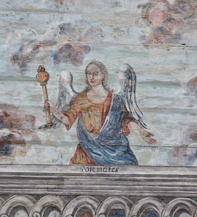 Zdjęcie nr 17: Ściany prezbiterium dekorowane malowanymi zielono-różowymi płycinami w formie stojących prostokątów, ujętymi iluzjonistycznymi ramkami, z malowaną dekoracją w formie kwiatowych festonów w górnej części oraz fantazyjnych dekoracji roślinno-kandelabrowych i wazonów z ornamentem roślinnym w dolnej. Płyciny umieszczone są między oknami ujętymi w malowane prostokątne opaski, pod którymi znajdują się zacheuszki. Na południowej ścianie znajdują się dwa okna, na północnej dwa pozorne okna, z których jedno przesłania ambona. Zacheuszki w formie malowanych migdałowatych medalionów z krzyżami w polach, na iluzjonistycznych wspornikach o klasycyzującej dekoracji, na tle niebieskich owalnych medalionów ujętych u góry wieńcem laurowym i u dołu dekoracją roślinną. Prezbiterium zamknięte trójbocznie, z podkreślonymi polichromią dwiema parami zwielokrotnionych pilastrów, flankujących ołtarz główny. Za ołtarzem, na każdej z trzech ścian analogicznie malowane płyciny. Dolny pas wszystkich ścian prezbiterium opasuje malowany iluzjonistycznie jasnobrązowy i marmoryzowany cokół, dekorowany płycinami w formie leżącego prostokąta i zamknięty profilowaniem. Ściany prezbiterium zamknięte od góry drewnianym gzymsem pokrytym malowanymi iluzjonistycznie elementami profili z kostkowaniem i jajownikiem.
Sklepienie w części prezbiterialnej w formie malowanego nieba, wypełnionego obłokami. Nad gzymsem malowana iluzjonistycznie kamienna balustrada z ośmioma wazonami na cokołach umieszczonych na osiach wydzielających podziały ścian prezbiterium, z motywem stylizowanego biegnącego psa stanowiącym wypełnienie balustrady. Pomiędzy wazonami ukazani jako stojący za balustradą i widoczni w półpostaci aniołowie. Na północnej ścianie anioł trzymający w dłoniach zamknięta koronę, z napisem „PRINCIPATUS” oraz anioł ubrany w zbroję i hełm z białą chorągwią w prawej ręce, podpisany „ARCHANGELI”. Na południowej ścianie anioł ubrany w suknię i płaszcz, który prawą ręką wskazuje niebo, lewą zaś tuli do siebie dziecko, podpisany „ANGELI” oraz anioł ubrany w suknię i płaszcz, który lewą rękę kładzie na piersi, w prawej trzyma miecz skierowany ostrzem w dół, podpisany „DOMINATIONES”. W centralnej części sklepienia ujęta obłokami z malowanym u dołu aniołem scena ekstazy św. Marii Magdaleny. Ukazuje ona omdlewającą na skałach świętą, której towarzyszą aniołowie. Maria Magdalena przedstawiona z profilu, jako siedząca, odchylona w tył, z opadającą głową i rękami. Ubrana w biało-niebieską suknię odsłaniającą ramiona. Włosy ma długie, opadające na plecy i pierś. Nad głową nimb. Za nią i obok niej siedzą dwaj aniołowie, który podtrzymują jej opadające ciało. Przy prawym boku świętej znajduje się krucyfiks, natomiast w dolnej części sceny, na ziemi leżą: czaszka, dyscyplina, otwarta księga i puszka na wonności. W górnej części sceny ukazane rozświetlone niebo, z którego wyłania się wiązka światła, a wokół ukazane są trzy uskrzydlone główki anielskie. Na ścianie zachodniej prezbiterium, nad łukiem tęczowym napis: „Roku Pańskiego 1565 kościół ten zbudowany przez wielmożnego Pana Spytka Jordana, poświęcony przez najjaśniejszego i przewielebnego Pana Tomasza Oborskiego, Biskupa Loadycejskiego, Syfragana Krakowskiego w Roku Pańskim 1634 w dniu 5 czerwca. Odnowiony całkowicie i ozdobiony ołtarzami wraz z organami i chórem przez plebana w Roku pańskim 1778. Odmalowany zaś kosztem tegoż plebana w Roku Pańskim 1802. A[ndrzej] A[ntałkiewicz]”. Za ołtarzem głównym drugi napis: „Restau/rata Hoc / Ecclesia / AD 1777 / Finita 23 / Septembris”.
W korpusie nawowym polichromia o analogicznej formie. Na ścianach północnej i południowej malowane płyciny pomiędzy oknami, okna w malowanych opaskach z zacheuszkami w formie medalionów poniżej. Ściana tęczowa zdobiona malowanymi płycinami, łuk ujęty malowanym en grisaille owocowo-kwiatowym festonem, opadającym na wsporniki z malowanymi iluzjonistycznie elementami architektonicznymi. Ściana zachodnia w dolnej partii malowana analogicznie do ścian bocznych. Natomiast w górnej partii, od poziomu parapetu chóru muzycznego malowana iluzjonistycznie architektura w postaci opilastrowanego muru kamiennego i arkady pośrodku z apsydą o podziałach pilastrowych z malowanymi oknami, na której tle umieszczony jest organ. Zaskrzynienia z malowanymi prostokątnymi płycinami. Filary podtrzymujące zaskrzynienia malowane na sposób imitujący marmoryzację. Podpory podtrzymujące drewniany profilowany gzyms pokryty malowanymi iluzjonistycznie elementami profili z kostkowaniem i jajownikiem. Powyżej sklepienie z malowaną iluzjonistycznie balustradą, z trzech stron (północnej, wschodniej i południowej), analogiczną jak w prezbiterium, z wazonami na cokołach umieszczonymi na osiach podpór i z postaciami. Na ścianie północnej anioł trzymający w dłoniach koronę cierniową z podpisem „VIRTUTES”, anioł trzymający księgę i berło, z podpisem „SERAFIN” oraz anioł trzymający berło, bez podpisu. Na ścianie południowej anioł trzymający buławę, z napisem „POTESTATES”, anioł trzymający miecz skierowany w górę, z napisem „CHERUBIN” i wizerunek św. Franciszka serafickiego podczas stygmatyzacji. Na sklepieniu nawy przedstawione niebo wypełnione obłokami, pośrodku scena Koronacji Najświętszej Marii Panny, zamknięta owalem i otoczona obłokami. Scena ukazuje Chrystusa i Boga Ojca tronujących pośród obłoków z gołębicą Ducha Świętego w glorii promienistej unoszącą się nad nimi. Obaj trzymają koronę nad głową klęczącej poniżej Marii, której nogi spoczywają na globie i sierpie księżyca, a która stopami depcze węża. Grupa otoczona uskrzydlonymi główkami anielskimi, dwoma puttami i aniołem trzymającym w dłoni lilię. 
