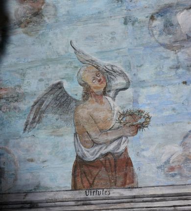 Zdjęcie nr 18: Ściany prezbiterium dekorowane malowanymi zielono-różowymi płycinami w formie stojących prostokątów, ujętymi iluzjonistycznymi ramkami, z malowaną dekoracją w formie kwiatowych festonów w górnej części oraz fantazyjnych dekoracji roślinno-kandelabrowych i wazonów z ornamentem roślinnym w dolnej. Płyciny umieszczone są między oknami ujętymi w malowane prostokątne opaski, pod którymi znajdują się zacheuszki. Na południowej ścianie znajdują się dwa okna, na północnej dwa pozorne okna, z których jedno przesłania ambona. Zacheuszki w formie malowanych migdałowatych medalionów z krzyżami w polach, na iluzjonistycznych wspornikach o klasycyzującej dekoracji, na tle niebieskich owalnych medalionów ujętych u góry wieńcem laurowym i u dołu dekoracją roślinną. Prezbiterium zamknięte trójbocznie, z podkreślonymi polichromią dwiema parami zwielokrotnionych pilastrów, flankujących ołtarz główny. Za ołtarzem, na każdej z trzech ścian analogicznie malowane płyciny. Dolny pas wszystkich ścian prezbiterium opasuje malowany iluzjonistycznie jasnobrązowy i marmoryzowany cokół, dekorowany płycinami w formie leżącego prostokąta i zamknięty profilowaniem. Ściany prezbiterium zamknięte od góry drewnianym gzymsem pokrytym malowanymi iluzjonistycznie elementami profili z kostkowaniem i jajownikiem.
Sklepienie w części prezbiterialnej w formie malowanego nieba, wypełnionego obłokami. Nad gzymsem malowana iluzjonistycznie kamienna balustrada z ośmioma wazonami na cokołach umieszczonych na osiach wydzielających podziały ścian prezbiterium, z motywem stylizowanego biegnącego psa stanowiącym wypełnienie balustrady. Pomiędzy wazonami ukazani jako stojący za balustradą i widoczni w półpostaci aniołowie. Na północnej ścianie anioł trzymający w dłoniach zamknięta koronę, z napisem „PRINCIPATUS” oraz anioł ubrany w zbroję i hełm z białą chorągwią w prawej ręce, podpisany „ARCHANGELI”. Na południowej ścianie anioł ubrany w suknię i płaszcz, który prawą ręką wskazuje niebo, lewą zaś tuli do siebie dziecko, podpisany „ANGELI” oraz anioł ubrany w suknię i płaszcz, który lewą rękę kładzie na piersi, w prawej trzyma miecz skierowany ostrzem w dół, podpisany „DOMINATIONES”. W centralnej części sklepienia ujęta obłokami z malowanym u dołu aniołem scena ekstazy św. Marii Magdaleny. Ukazuje ona omdlewającą na skałach świętą, której towarzyszą aniołowie. Maria Magdalena przedstawiona z profilu, jako siedząca, odchylona w tył, z opadającą głową i rękami. Ubrana w biało-niebieską suknię odsłaniającą ramiona. Włosy ma długie, opadające na plecy i pierś. Nad głową nimb. Za nią i obok niej siedzą dwaj aniołowie, który podtrzymują jej opadające ciało. Przy prawym boku świętej znajduje się krucyfiks, natomiast w dolnej części sceny, na ziemi leżą: czaszka, dyscyplina, otwarta księga i puszka na wonności. W górnej części sceny ukazane rozświetlone niebo, z którego wyłania się wiązka światła, a wokół ukazane są trzy uskrzydlone główki anielskie. Na ścianie zachodniej prezbiterium, nad łukiem tęczowym napis: „Roku Pańskiego 1565 kościół ten zbudowany przez wielmożnego Pana Spytka Jordana, poświęcony przez najjaśniejszego i przewielebnego Pana Tomasza Oborskiego, Biskupa Loadycejskiego, Syfragana Krakowskiego w Roku Pańskim 1634 w dniu 5 czerwca. Odnowiony całkowicie i ozdobiony ołtarzami wraz z organami i chórem przez plebana w Roku pańskim 1778. Odmalowany zaś kosztem tegoż plebana w Roku Pańskim 1802. A[ndrzej] A[ntałkiewicz]”. Za ołtarzem głównym drugi napis: „Restau/rata Hoc / Ecclesia / AD 1777 / Finita 23 / Septembris”.
W korpusie nawowym polichromia o analogicznej formie. Na ścianach północnej i południowej malowane płyciny pomiędzy oknami, okna w malowanych opaskach z zacheuszkami w formie medalionów poniżej. Ściana tęczowa zdobiona malowanymi płycinami, łuk ujęty malowanym en grisaille owocowo-kwiatowym festonem, opadającym na wsporniki z malowanymi iluzjonistycznie elementami architektonicznymi. Ściana zachodnia w dolnej partii malowana analogicznie do ścian bocznych. Natomiast w górnej partii, od poziomu parapetu chóru muzycznego malowana iluzjonistycznie architektura w postaci opilastrowanego muru kamiennego i arkady pośrodku z apsydą o podziałach pilastrowych z malowanymi oknami, na której tle umieszczony jest organ. Zaskrzynienia z malowanymi prostokątnymi płycinami. Filary podtrzymujące zaskrzynienia malowane na sposób imitujący marmoryzację. Podpory podtrzymujące drewniany profilowany gzyms pokryty malowanymi iluzjonistycznie elementami profili z kostkowaniem i jajownikiem. Powyżej sklepienie z malowaną iluzjonistycznie balustradą, z trzech stron (północnej, wschodniej i południowej), analogiczną jak w prezbiterium, z wazonami na cokołach umieszczonymi na osiach podpór i z postaciami. Na ścianie północnej anioł trzymający w dłoniach koronę cierniową z podpisem „VIRTUTES”, anioł trzymający księgę i berło, z podpisem „SERAFIN” oraz anioł trzymający berło, bez podpisu. Na ścianie południowej anioł trzymający buławę, z napisem „POTESTATES”, anioł trzymający miecz skierowany w górę, z napisem „CHERUBIN” i wizerunek św. Franciszka serafickiego podczas stygmatyzacji. Na sklepieniu nawy przedstawione niebo wypełnione obłokami, pośrodku scena Koronacji Najświętszej Marii Panny, zamknięta owalem i otoczona obłokami. Scena ukazuje Chrystusa i Boga Ojca tronujących pośród obłoków z gołębicą Ducha Świętego w glorii promienistej unoszącą się nad nimi. Obaj trzymają koronę nad głową klęczącej poniżej Marii, której nogi spoczywają na globie i sierpie księżyca, a która stopami depcze węża. Grupa otoczona uskrzydlonymi główkami anielskimi, dwoma puttami i aniołem trzymającym w dłoni lilię. 
